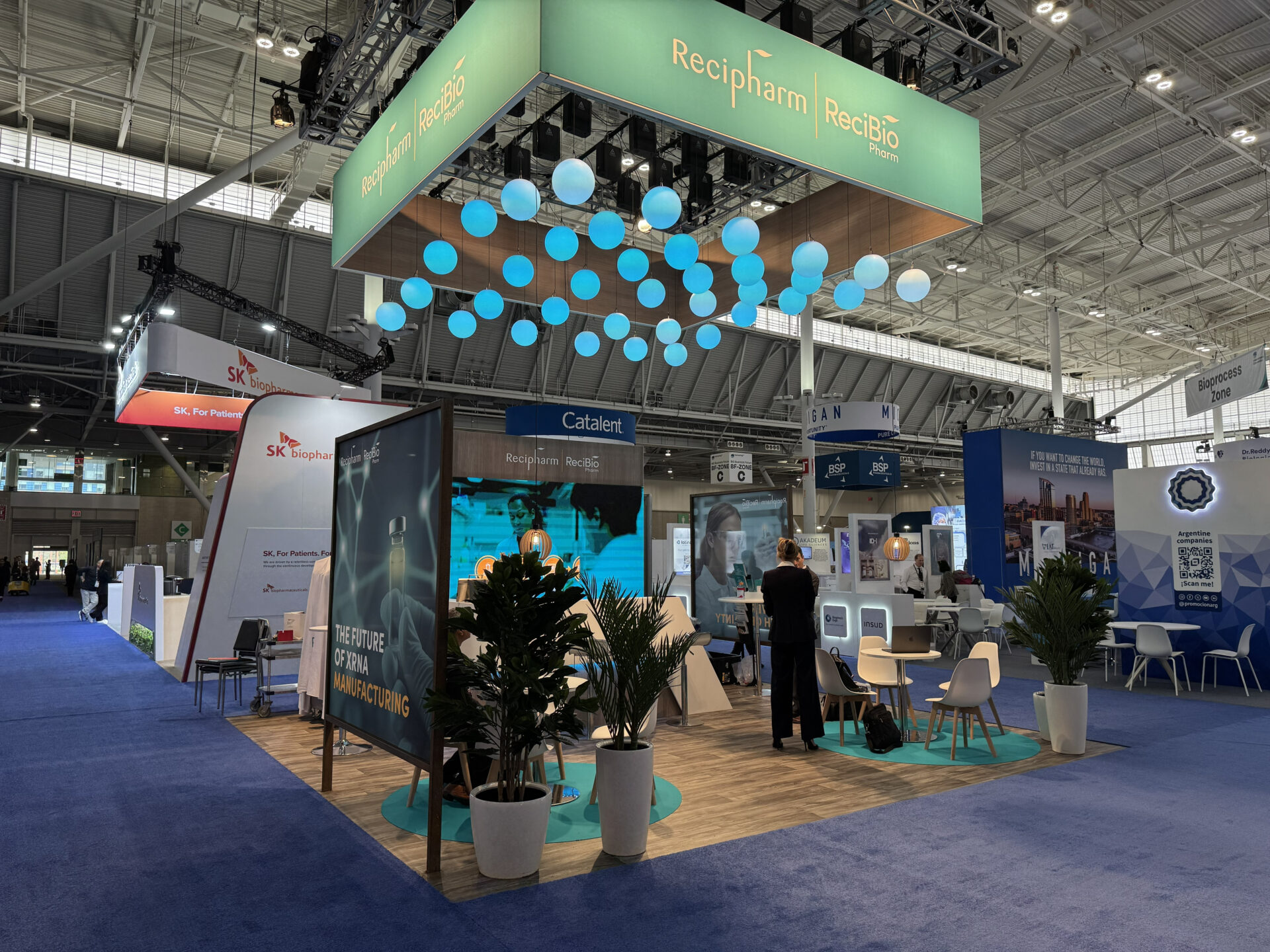 Kinetic bollar som ljusdesign Eventkraft utlandsmässa Frankfurt Boston