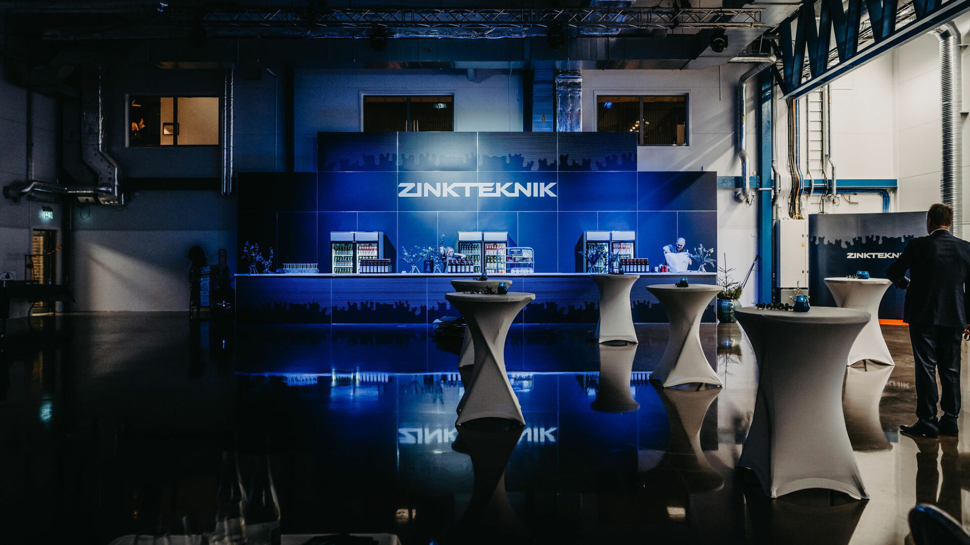 Eventkraft foretagsevent med Zinkteknik 12 - En bolagsstämma, eller årsstämma som det också kallas, kan arrangeras i många olika miljöer. Hos Eventkraft hittar du allt du behöver för att skapa en bra inramning oavsett vilken lokal det gäller. Vi har effektiva hjälpmedel för att  förmedla ett tydligt budskap under stämman - så att man ser och hör på bästa sätt. Vi är vana att jobba i allt från idrottsarenor, mässhallar, konferenslokaler, aulor och fabrikslokaler i dessa sammanhang.