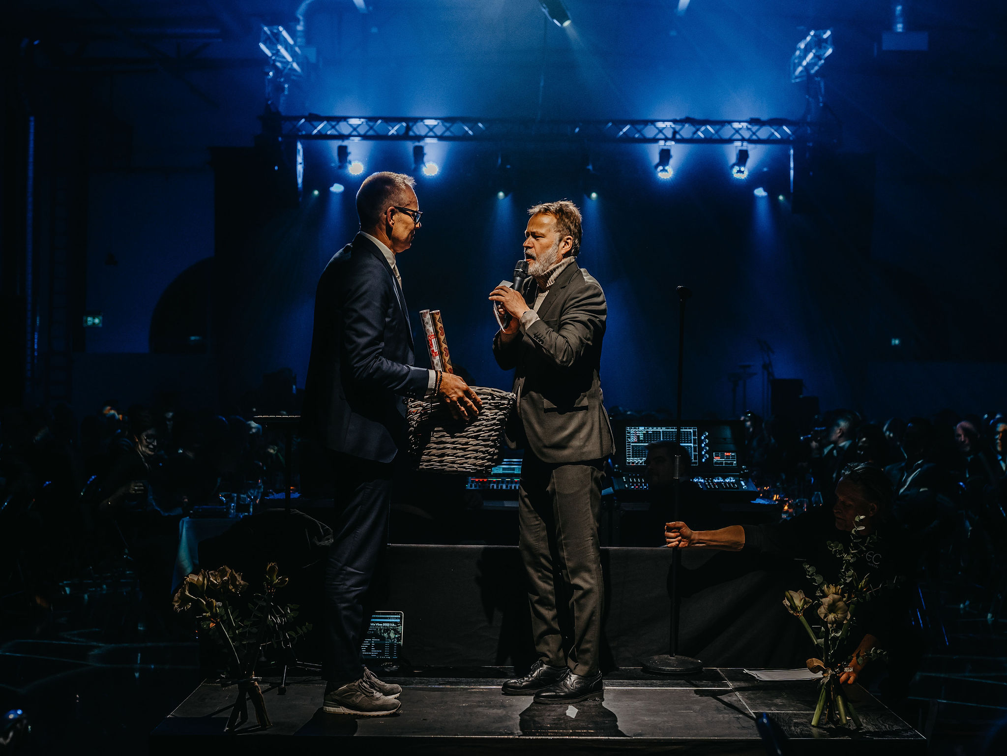 Eventkraft foretagsevent med Zinkteknik 8 - En bolagsstämma, eller årsstämma som det också kallas, kan arrangeras i många olika miljöer. Hos Eventkraft hittar du allt du behöver för att skapa en bra inramning oavsett vilken lokal det gäller. Vi har effektiva hjälpmedel för att  förmedla ett tydligt budskap under stämman - så att man ser och hör på bästa sätt. Vi är vana att jobba i allt från idrottsarenor, mässhallar, konferenslokaler, aulor och fabrikslokaler i dessa sammanhang.