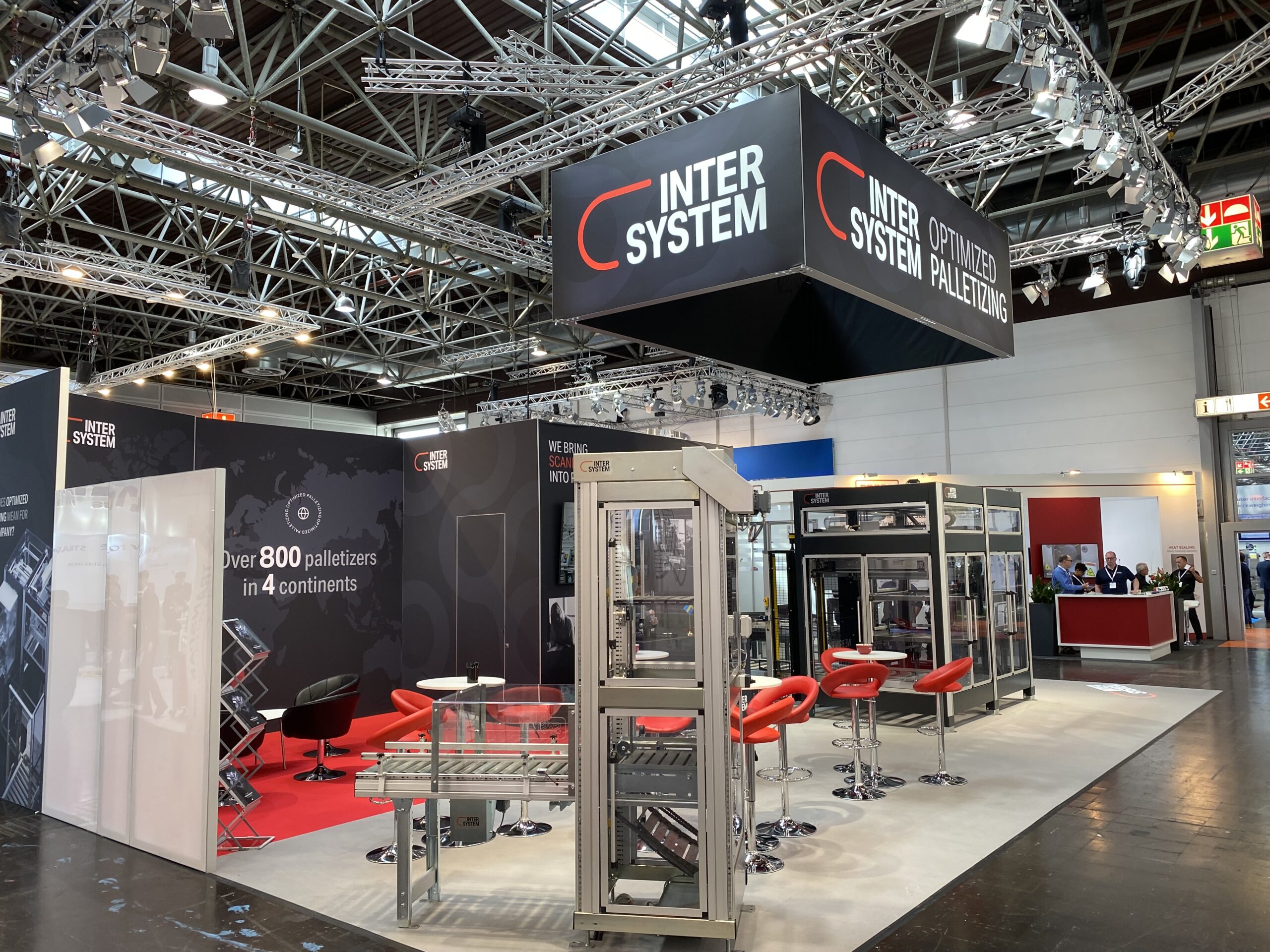 Foto 2023 05 04 10 21 23 scaled - I vår hyrshop finns all typ av utrustning till din monter. Kontakta oss för att höra mer om hur vi kan hjälpa dig.