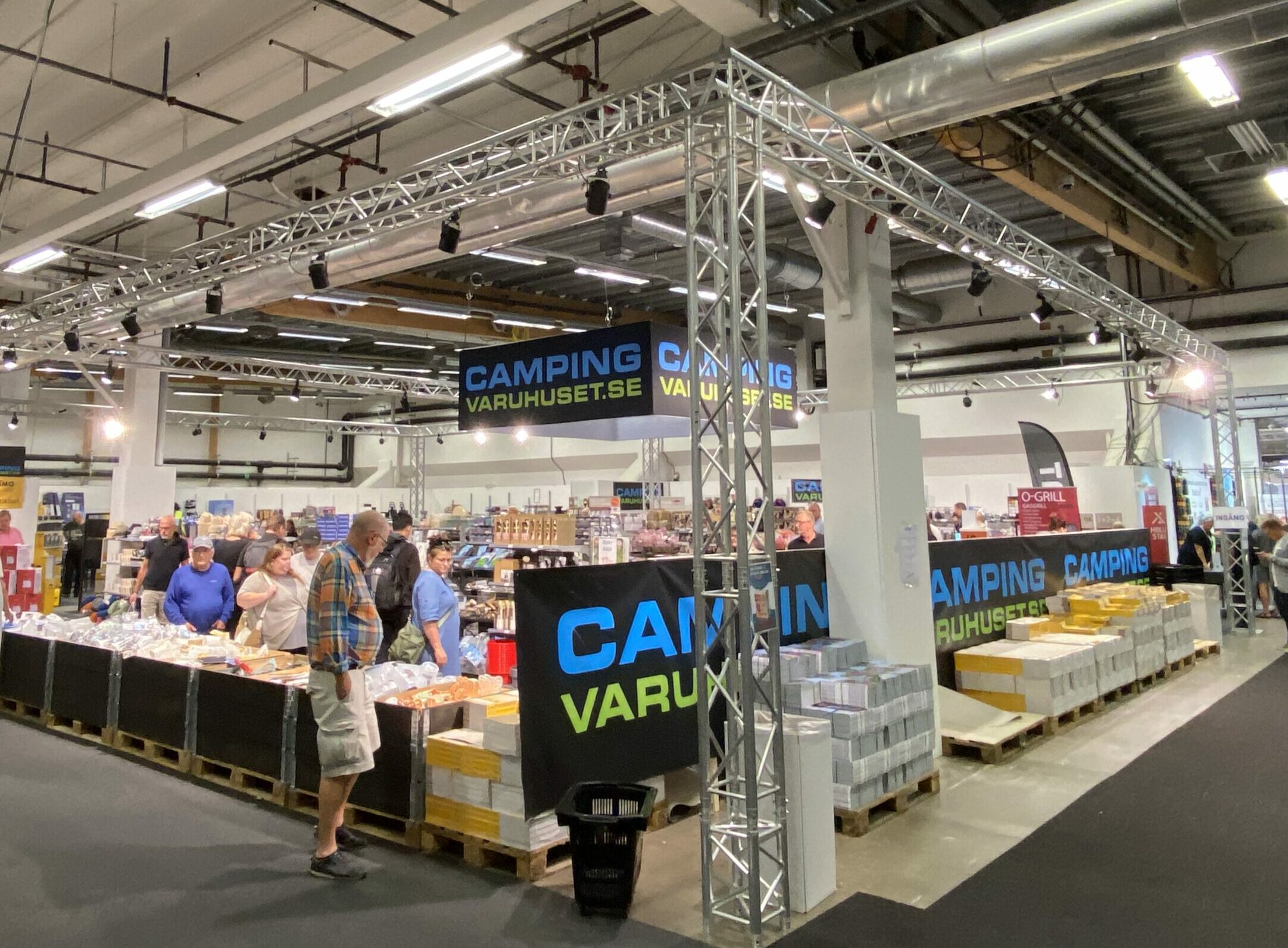 Foto 2023 09 07 16 49 03 scaled e1694436252560 - I vår hyrshop finns all typ av utrustning till din monter. Kontakta oss för att höra mer om hur vi kan hjälpa dig.