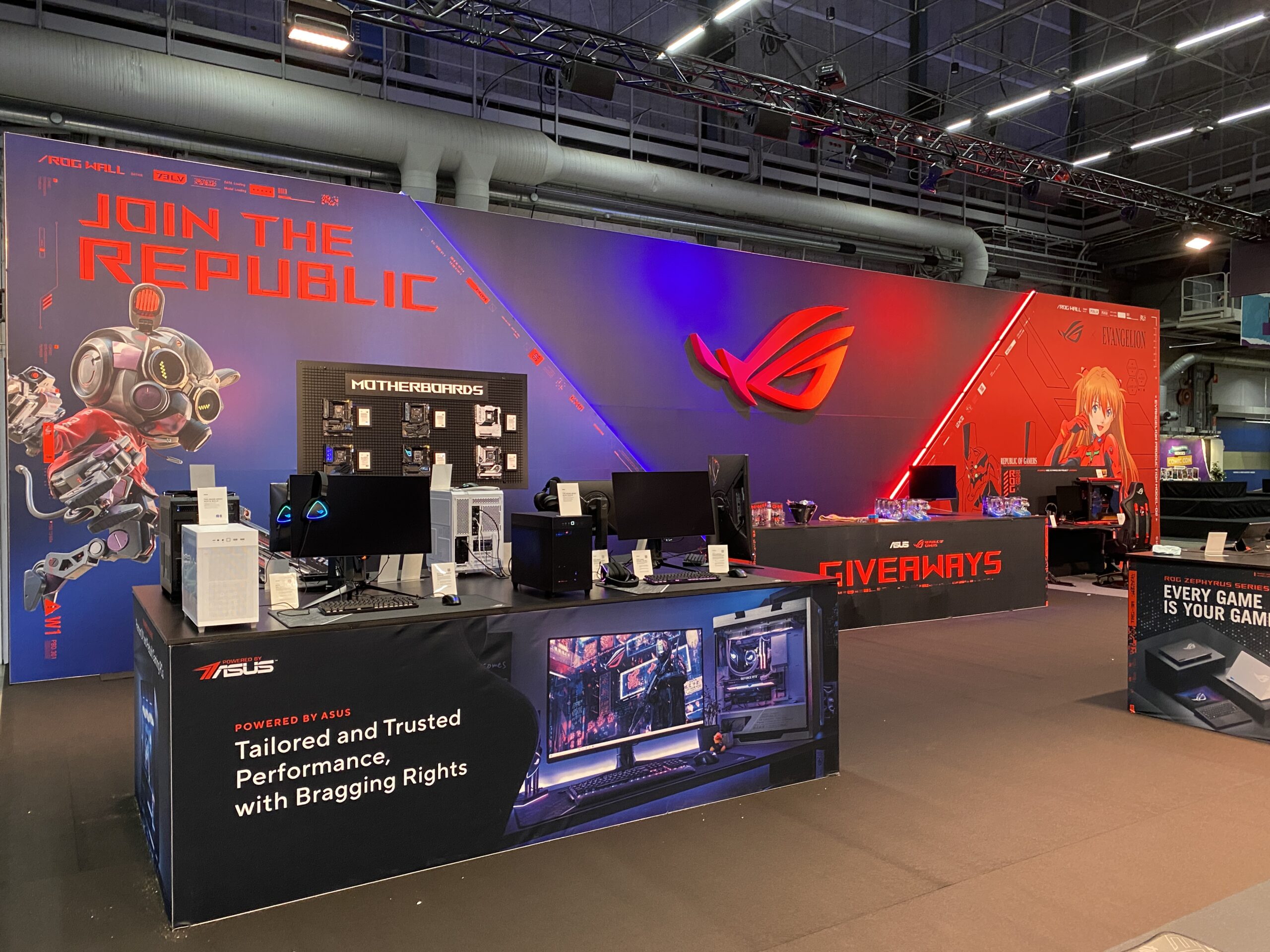 Astera Titan Tube - Astera Titan Tube är det ultimata LED-röret för ljusdesigners, filmskapare, TV-studior, mässor och andra kreativa sammanhang. Röret avger kraftfullt, dimmbart ljus med högkvalitativ färgåtergivning i miljontals färgnyanser och även olika nyanser av vitbalans. Precis som alla Astera-produkter så är detta en armatur som kan användas helt utan sladdar. Trådlös styrning och batterdrift med rejäl driftstid gör detta LED-rör till en mycket uppskattad ljuseffekt med imponerande ljusstyrka samtidigt som den är smidig, enkel och snabb att installera. Comic Con Stockholm Winter 2024