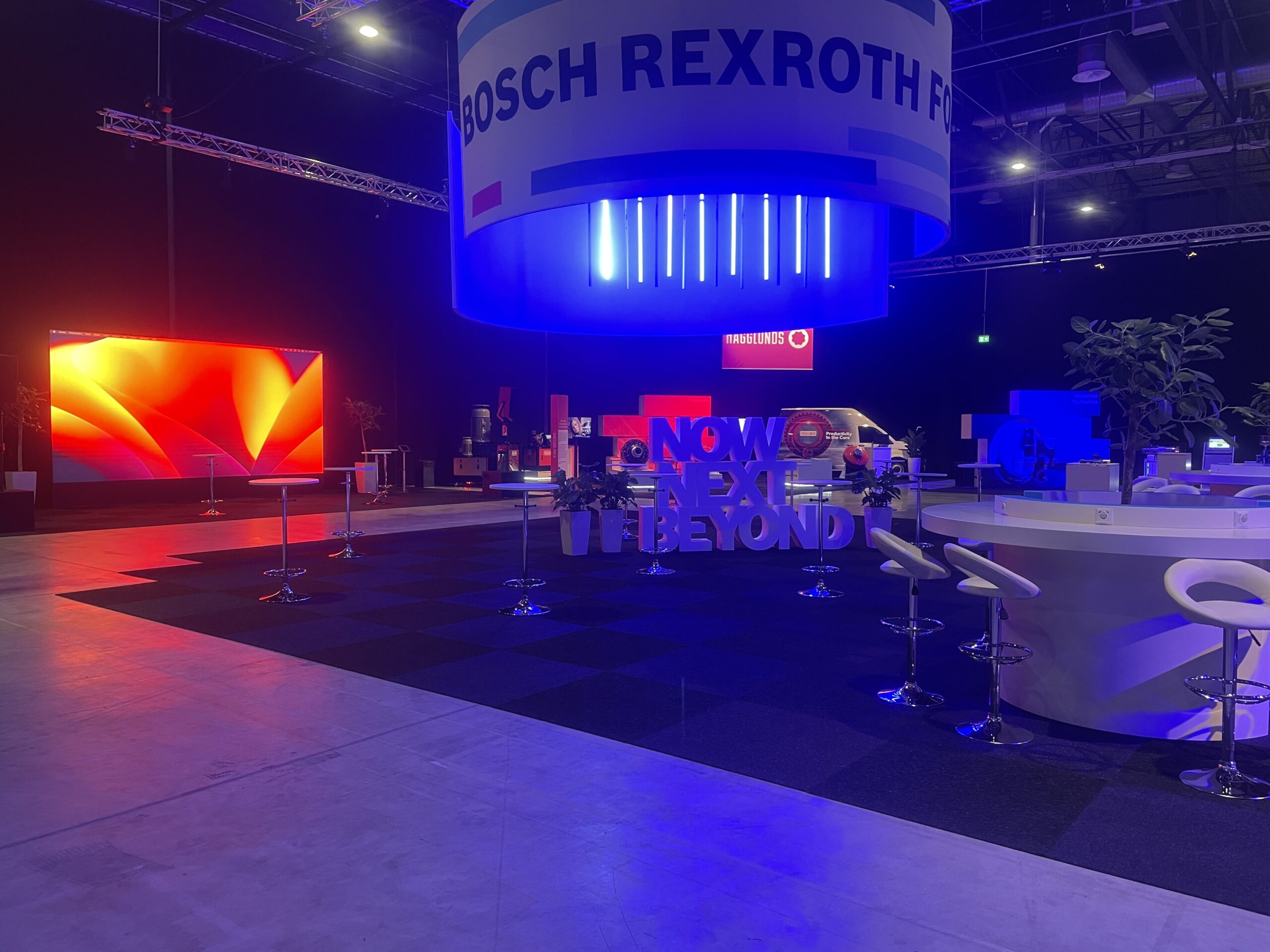 Foto 2023 12 05 13 23 26 scaled - En bolagsstämma, eller årsstämma som det också kallas, kan arrangeras i många olika miljöer. Hos Eventkraft hittar du allt du behöver för att skapa en bra inramning oavsett vilken lokal det gäller. Vi har effektiva hjälpmedel för att  förmedla ett tydligt budskap under stämman – så att man ser och hör på bästa sätt. Vi är vana att jobba i allt från idrottsarenor, mässhallar, konferenslokaler, aulor och fabrikslokaler i dessa sammanhang.