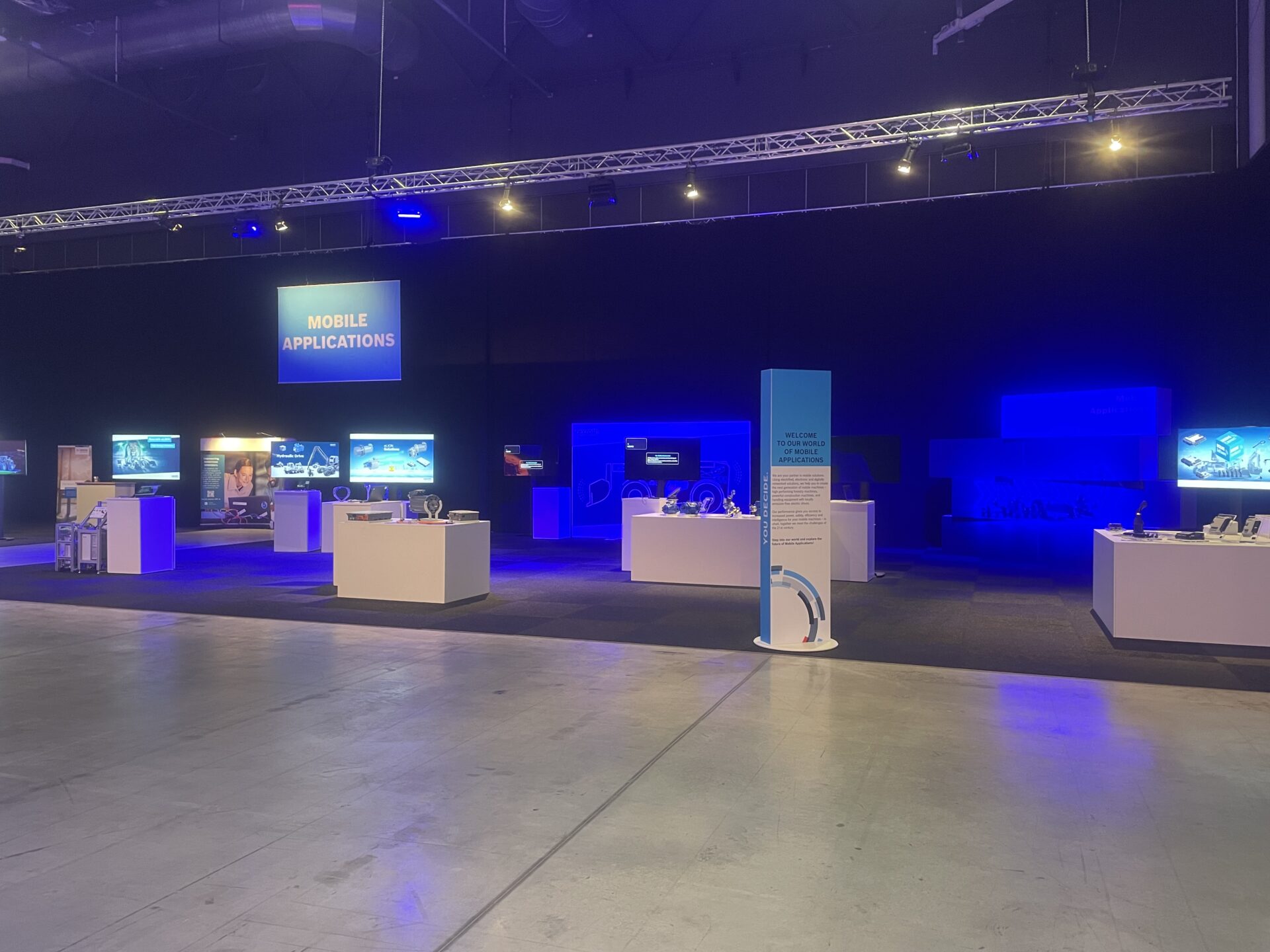 Foto 2023 12 05 13 23 35 - I början av december gjorde vi på uppdrag av och tillsammans med Ratius ett trevligt B2B-event på Scandinavian Expo Arlanda. Bosch bjöd in sina största svenska kunder till en intern mässa för att visa upp sina viktigaste affärsområden. Vår leverans kröntes av en 20m² stor LED-skärm, diverse högbyggda beMatrix-väggar, konferensljudsystem och en storskalig och effektfull ljussättning.