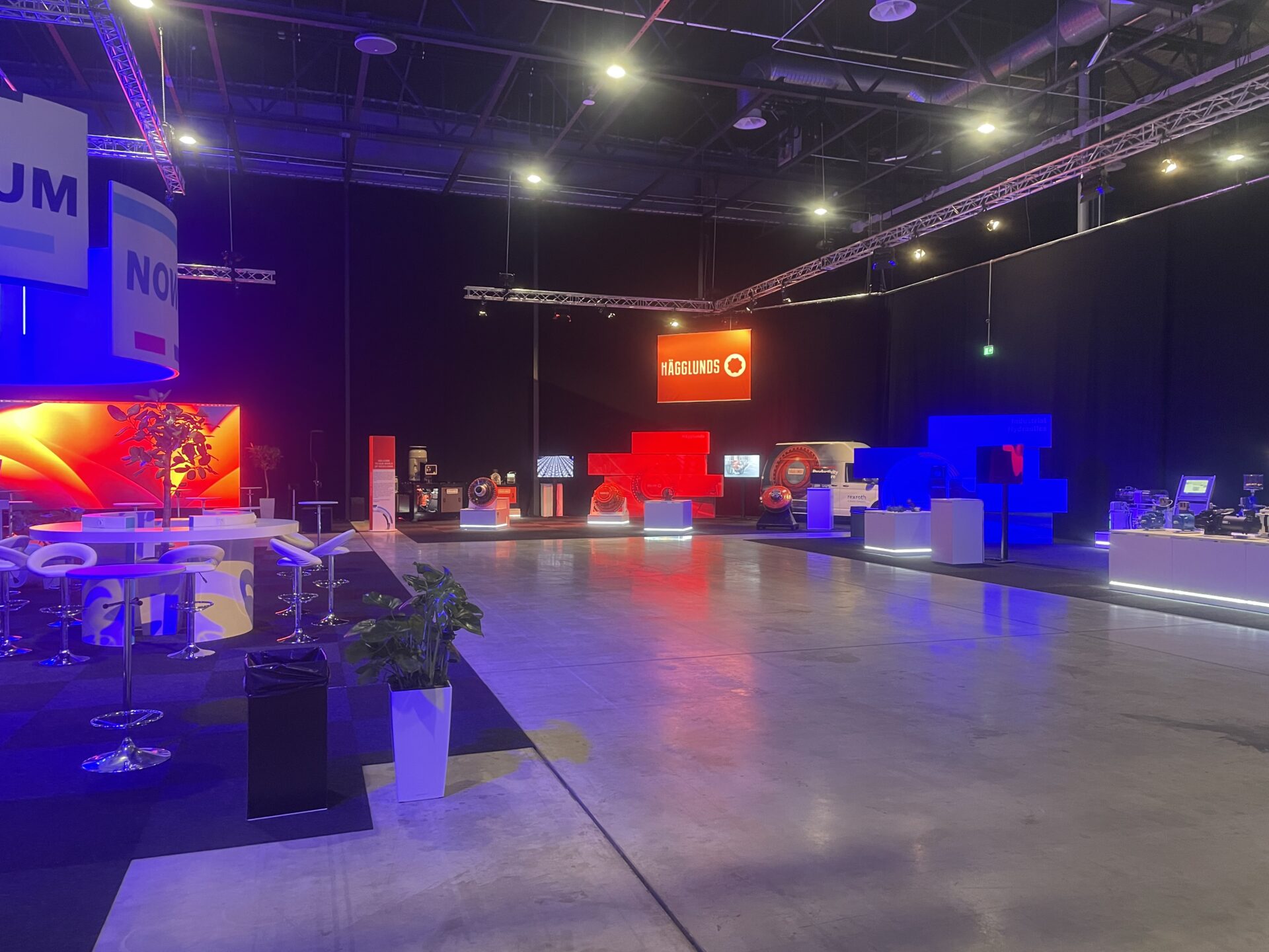Foto 2023 12 05 13 23 56 - I början av december gjorde vi på uppdrag av och tillsammans med Ratius ett trevligt B2B-event på Scandinavian Expo Arlanda. Bosch bjöd in sina största svenska kunder till en intern mässa för att visa upp sina viktigaste affärsområden. Vår leverans kröntes av en 20m² stor LED-skärm, diverse högbyggda beMatrix-väggar, konferensljudsystem och en storskalig och effektfull ljussättning.