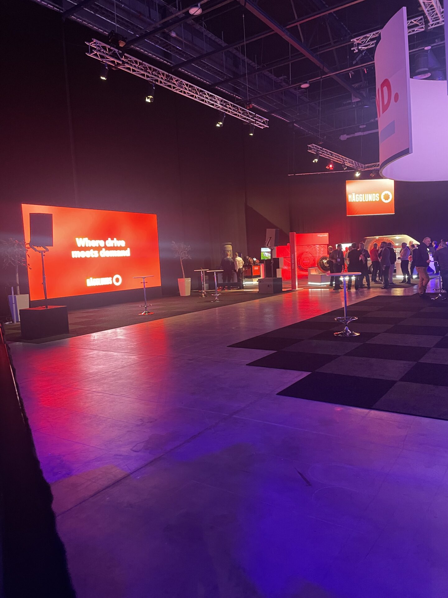 Foto 2023 12 05 16 20 02 - I början av december gjorde vi på uppdrag av och tillsammans med Ratius ett trevligt B2B-event på Scandinavian Expo Arlanda. Bosch bjöd in sina största svenska kunder till en intern mässa för att visa upp sina viktigaste affärsområden. Vår leverans kröntes av en 20m² stor LED-skärm, diverse högbyggda beMatrix-väggar, konferensljudsystem och en storskalig och effektfull ljussättning.
