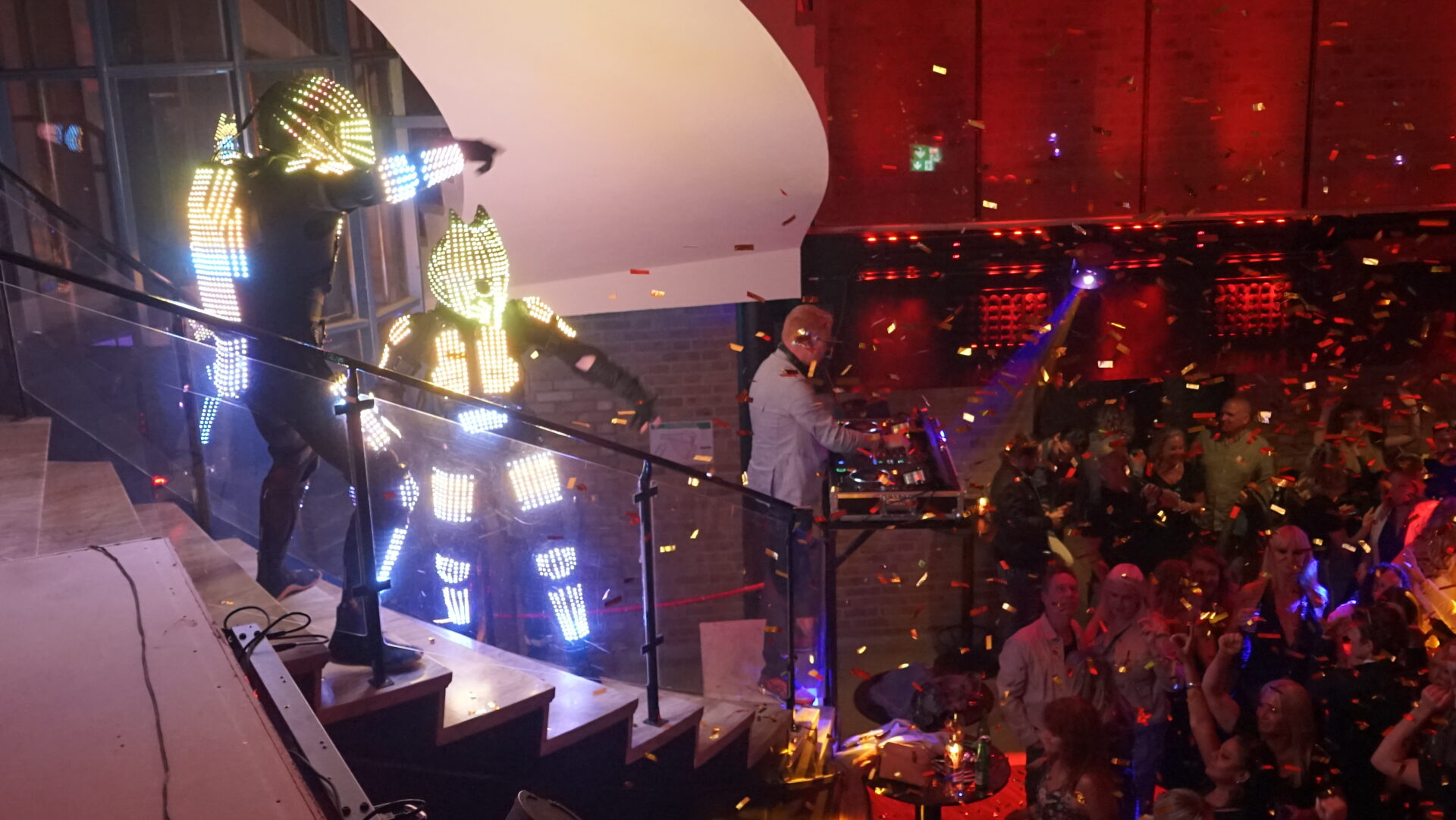 FrimansNattklubb IgnitedLED - Efter en del förseningar var det till slut äntligen dags. Den 19e maj öppnade nattklubben fullt ut i större/nya lokaler sedan man övertagit Handelsbankens gamla. Ny bar och dansgolv med inriktning på publik över 27år - en åldersgrupp som hittills inte haft någon passande klubb att gå till i Jönköping.