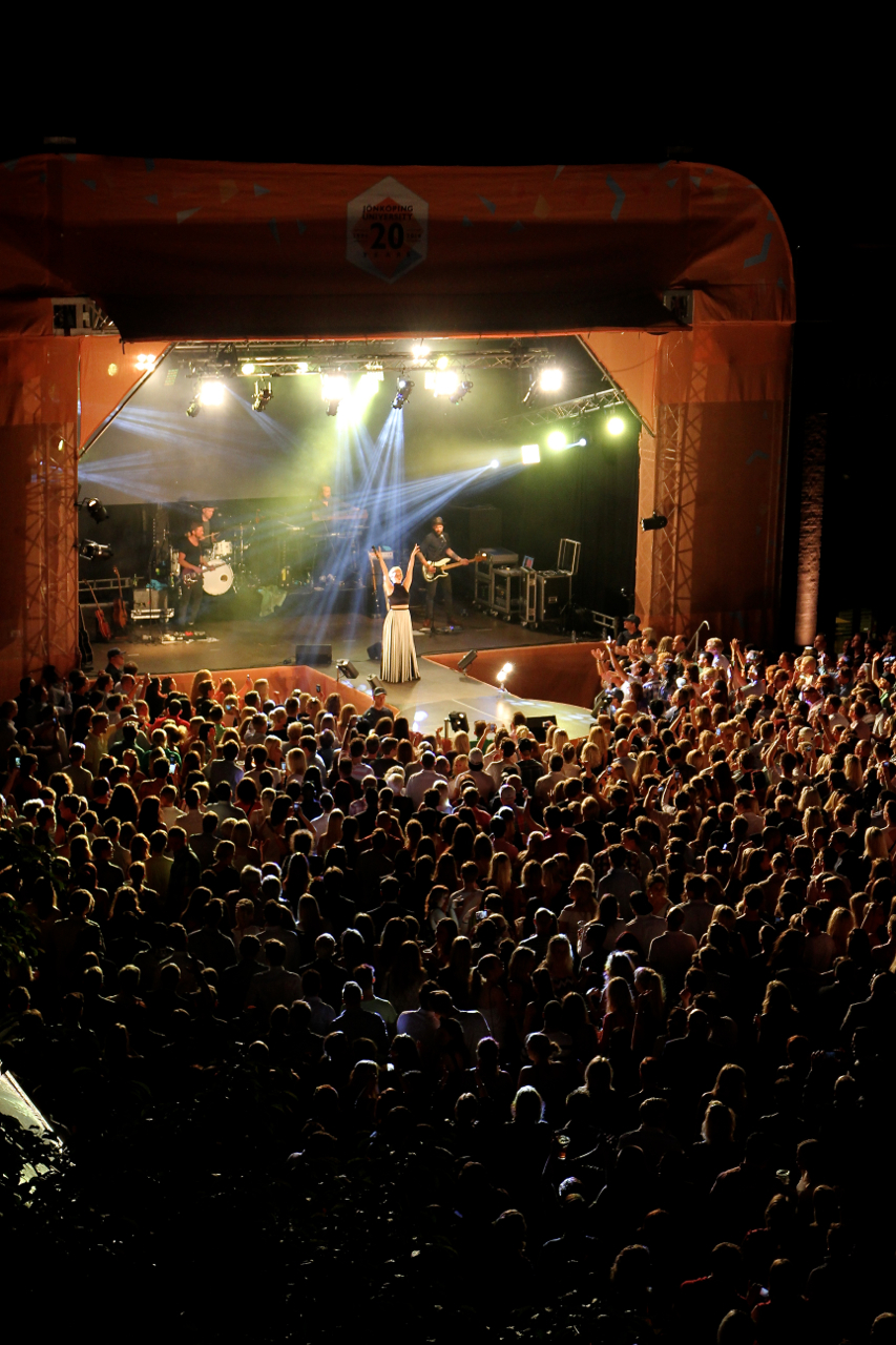 HLK 20ar 2014 foto Johnny Tornkvist 254 - En bolagsstämma, eller årsstämma som det också kallas, kan arrangeras i många olika miljöer. Hos Eventkraft hittar du allt du behöver för att skapa en bra inramning oavsett vilken lokal det gäller. Vi har effektiva hjälpmedel för att  förmedla ett tydligt budskap under stämman – så att man ser och hör på bästa sätt. Vi är vana att jobba i allt från idrottsarenor, mässhallar, konferenslokaler, aulor och fabrikslokaler i dessa sammanhang.