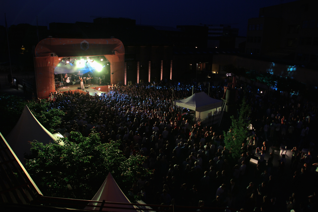 HLK 20år 2014 foto Johnny Törnkvist 249 - Komplett teknisk uthyrning för festivaler – inomhus och utomhus. Vi hyr ut mobila scener i olika storlekar och all teknik du behöver för en lyckad festival: PA-system, monitorer, mixerbord, trådlösa mikrofoner, rörliga lampor, LED-skärmar, pyroteknik och mycket mer.