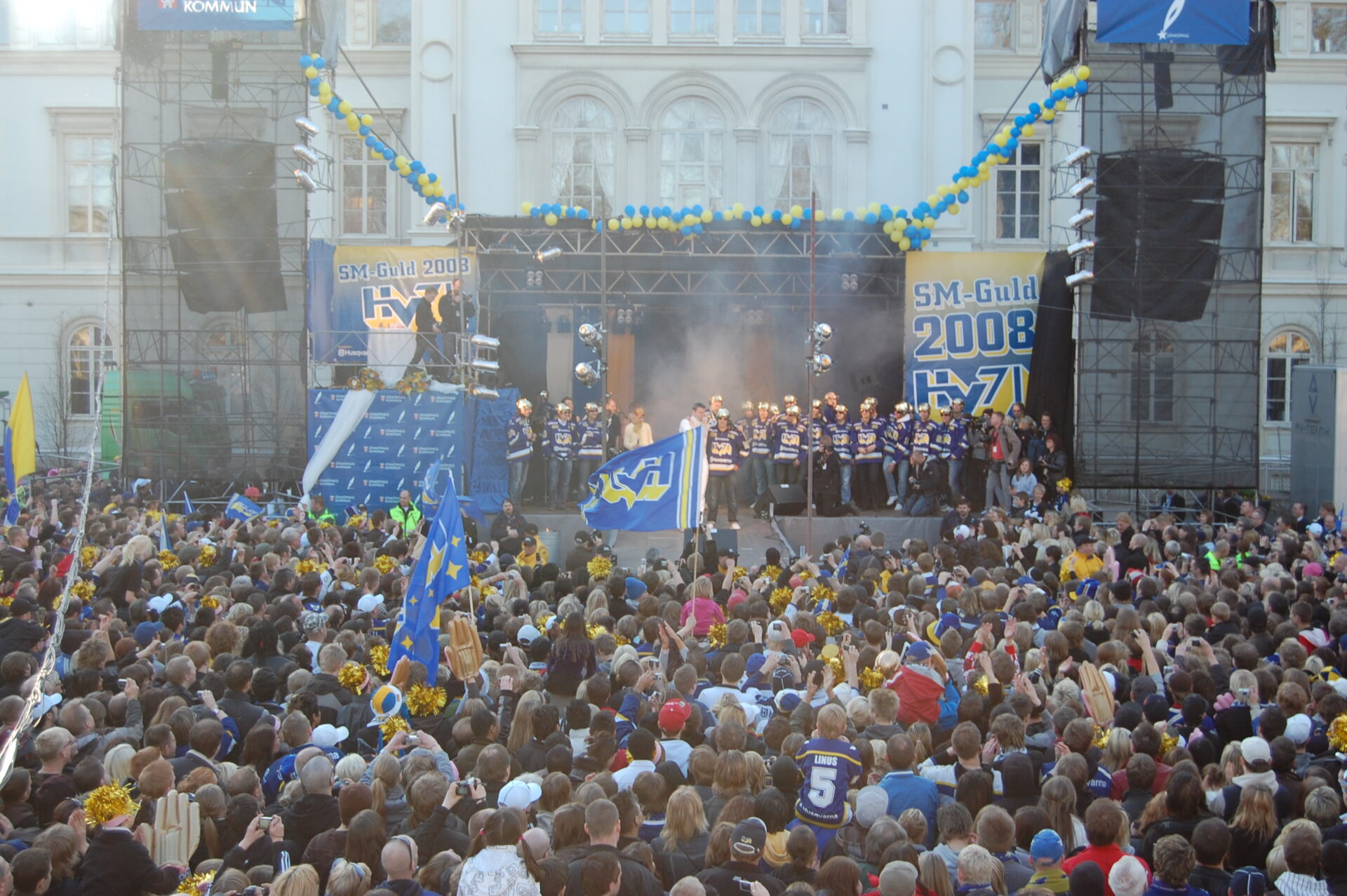 HV71 SM Guld 2008 Radhusparken - Fyra gånger har vi (hittills) fått äran att hjälpa till med scen, ljud, ljus, bild och annan inramning när Jönköpings hockey-hjältar har hyllats för sina framgångar på isen.