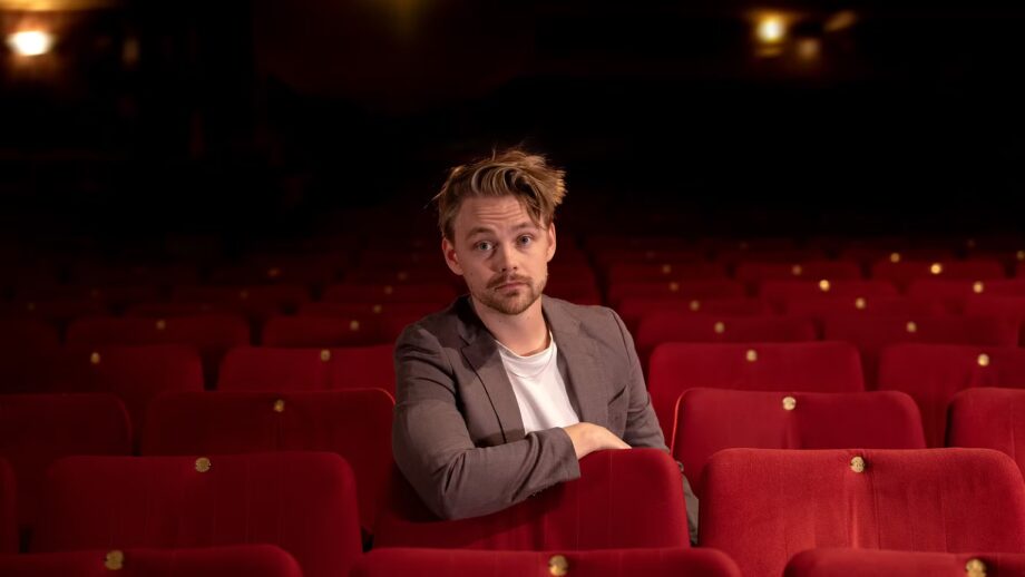 Hampus Hedstrom - Hampus Hedström är en framträdande del av den nya generationens svenska komiker, med en bred närvaro inom tv, digitala medier och liveunderhållning. Han har synts i program som Över Atlanten, Let’s Dance, Premiär och Gilla läget. Dessutom har han haft programledarroller i Melodifestivalen, Förfesten och Musikhjälpen 2025.