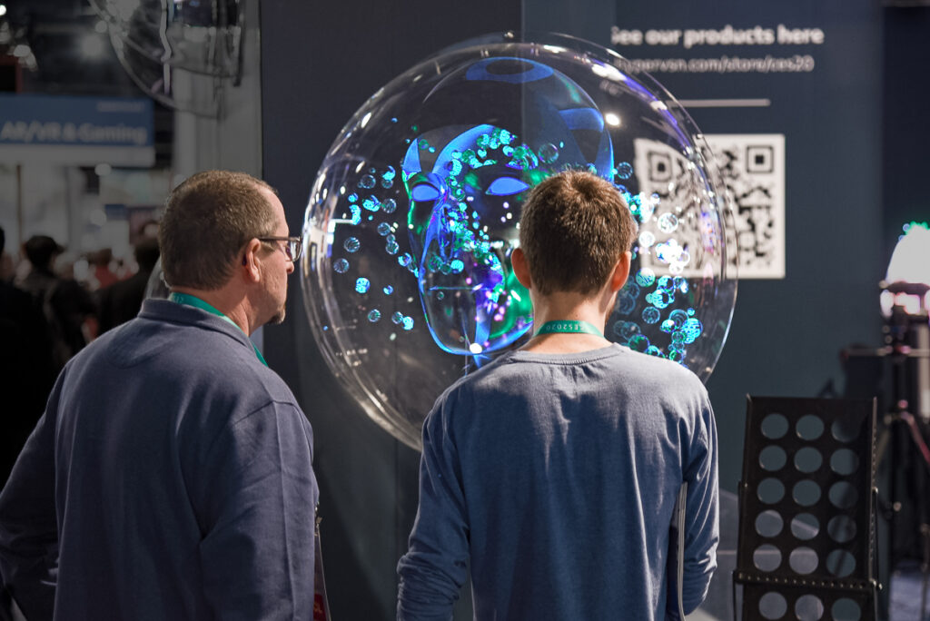 HyperVSN wall - HYPERVSN SmartV är en innovativ lösning för att skapa, hantera och visa högupplöst 2D- och 3D-innehåll på ett nytt spännande sätt, som får objekten att se ut som dom svävar fritt i luften. Här hittar du tekniken som behövs för att skapa ditt eget hologram.