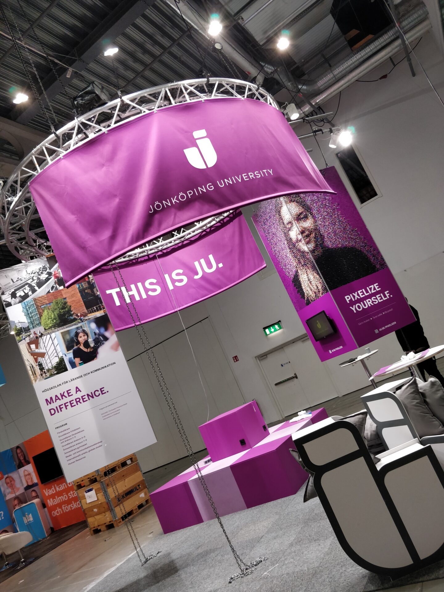 IMG 20181205 133950 Jonathan 7 - I vår hyrshop finns all typ av utrustning till din monter. Kontakta oss för att höra mer om hur vi kan hjälpa dig.