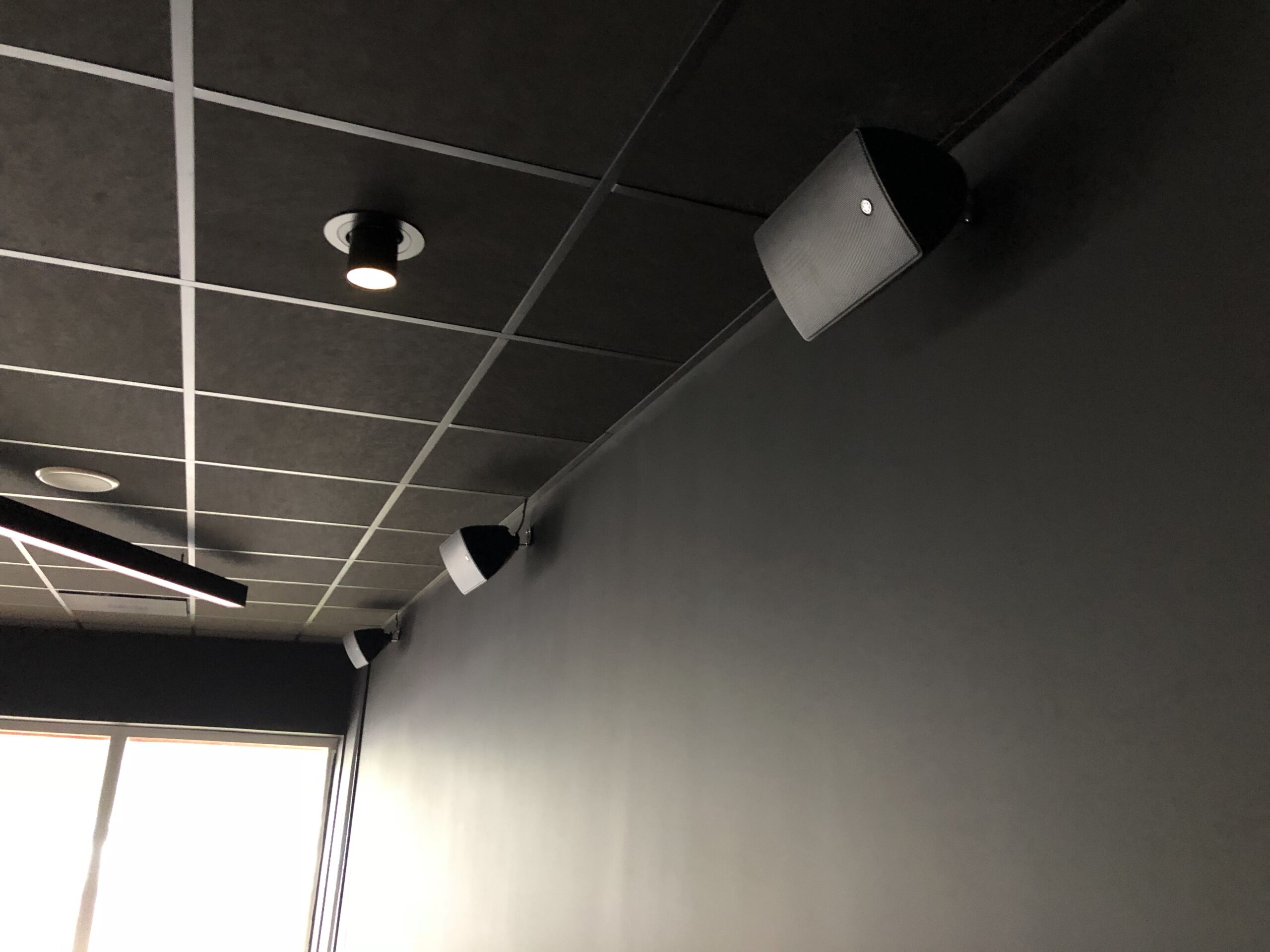 Installation - Eventkraft har många års erfarenhet inom installation av ljud & ljus, bildteknik m.m. Vi kan leverera optimala lösningar för både små och stora lokaler. Installation - Bild 9