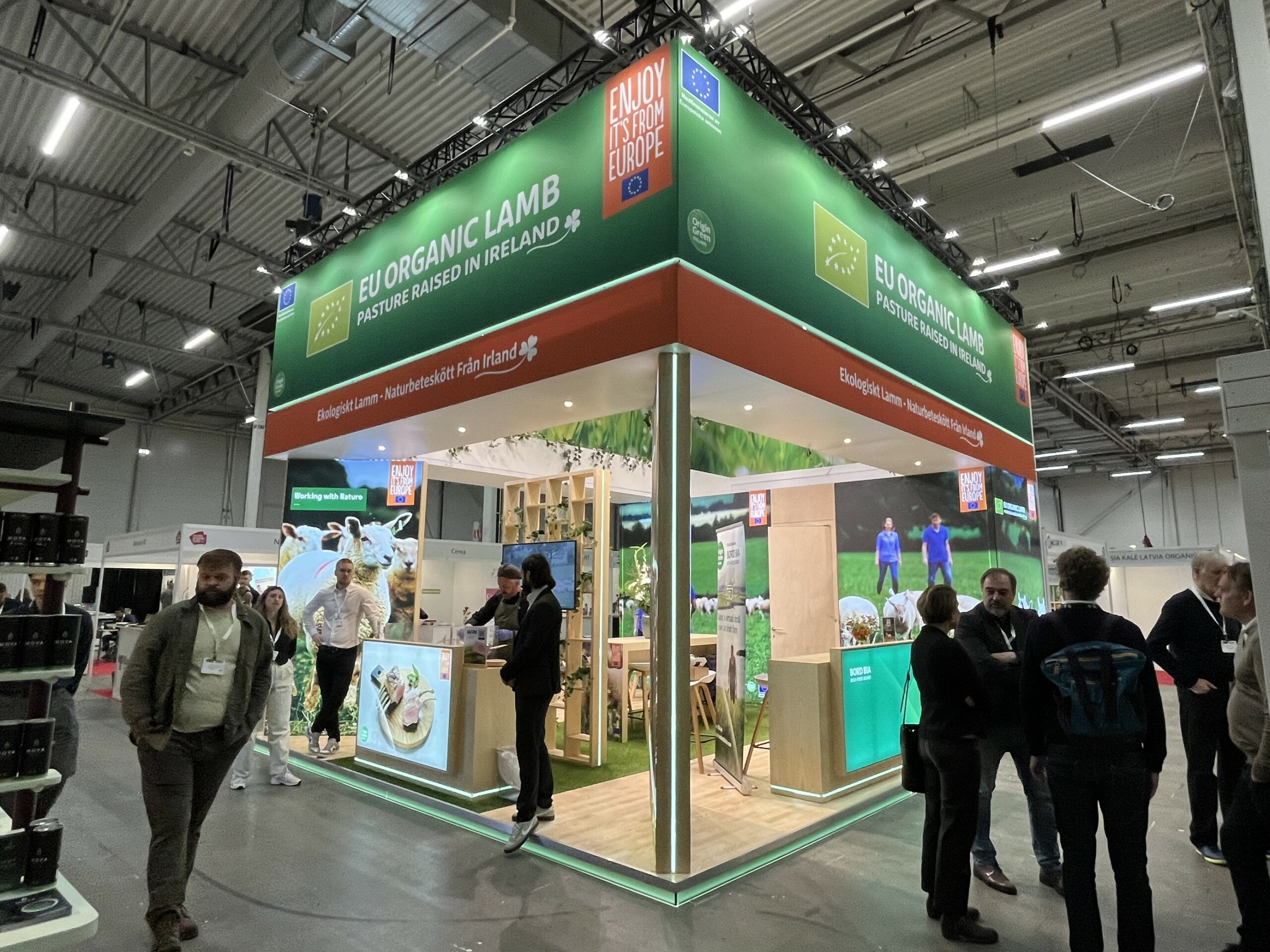 IMG 3535 kopia scaled - I vår hyrshop finns all typ av utrustning till din monter. Kontakta oss för att höra mer om hur vi kan hjälpa dig.