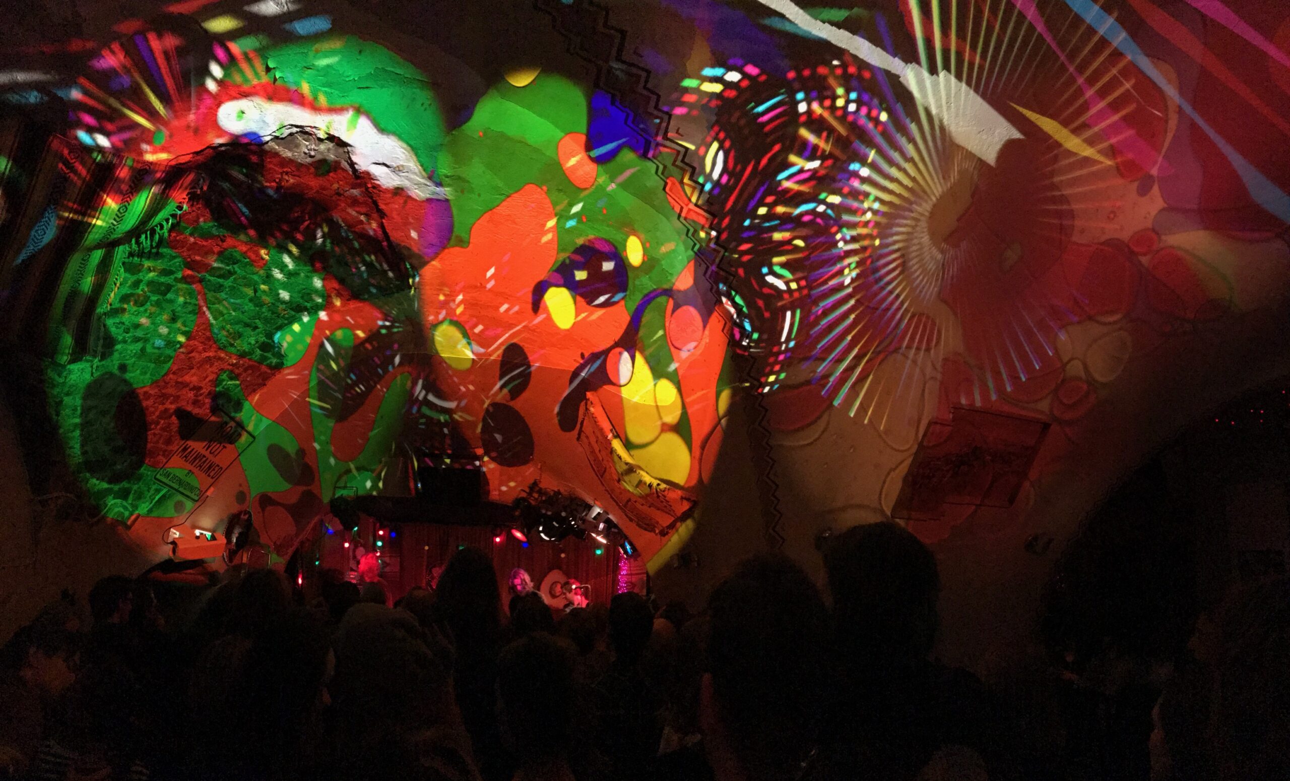 Installation - Eventkraft har många års erfarenhet inom installation av ljud & ljus, bildteknik m.m. Vi kan leverera optimala lösningar för både små och stora lokaler. Geronimos-installation-Optikinetic-Oljeprojektorer-feb2018