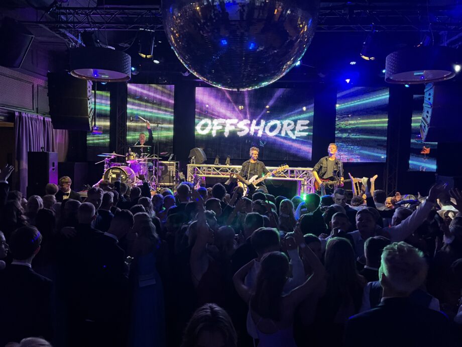 IMG 4810 - Upptäck Offshore - ditt ultimata partyband från Varberg! Med gott om erfarenhet i bagaget, har de skapat minnesvärda stunder på diverse evenemang såsom företagsevent, konferenser, bröllop, och mer. Offshores repertoar är en perfekt blandning av de senaste hitsen och tidlösa klassiker som garanterar dans och allsång.