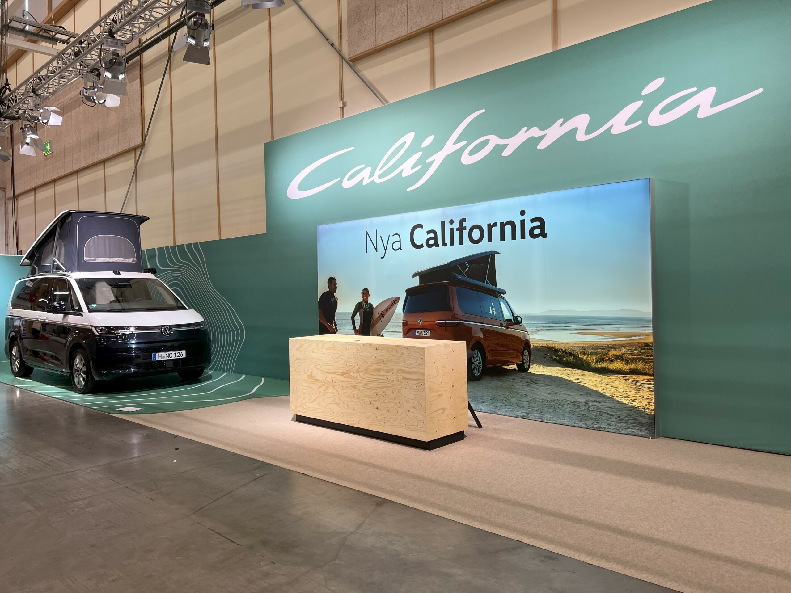 IMG 4917 jpg scaled - Oavsett om du planerar en exklusiv produktlansering av en ny bilmodell eller en imponerande monter på ett bilexpo, ser vi till att varje detalj är optimerad för att framhäva din bils innovation, stil och prestanda. Med kreativ belysning som lyfter fram linjer och design, kraftfullt ljud som förstärker känslan av rörelse, och tekniska lösningar som imponerar, skapar vi en miljö som låter dina bilar ta centrum i rampljuset.