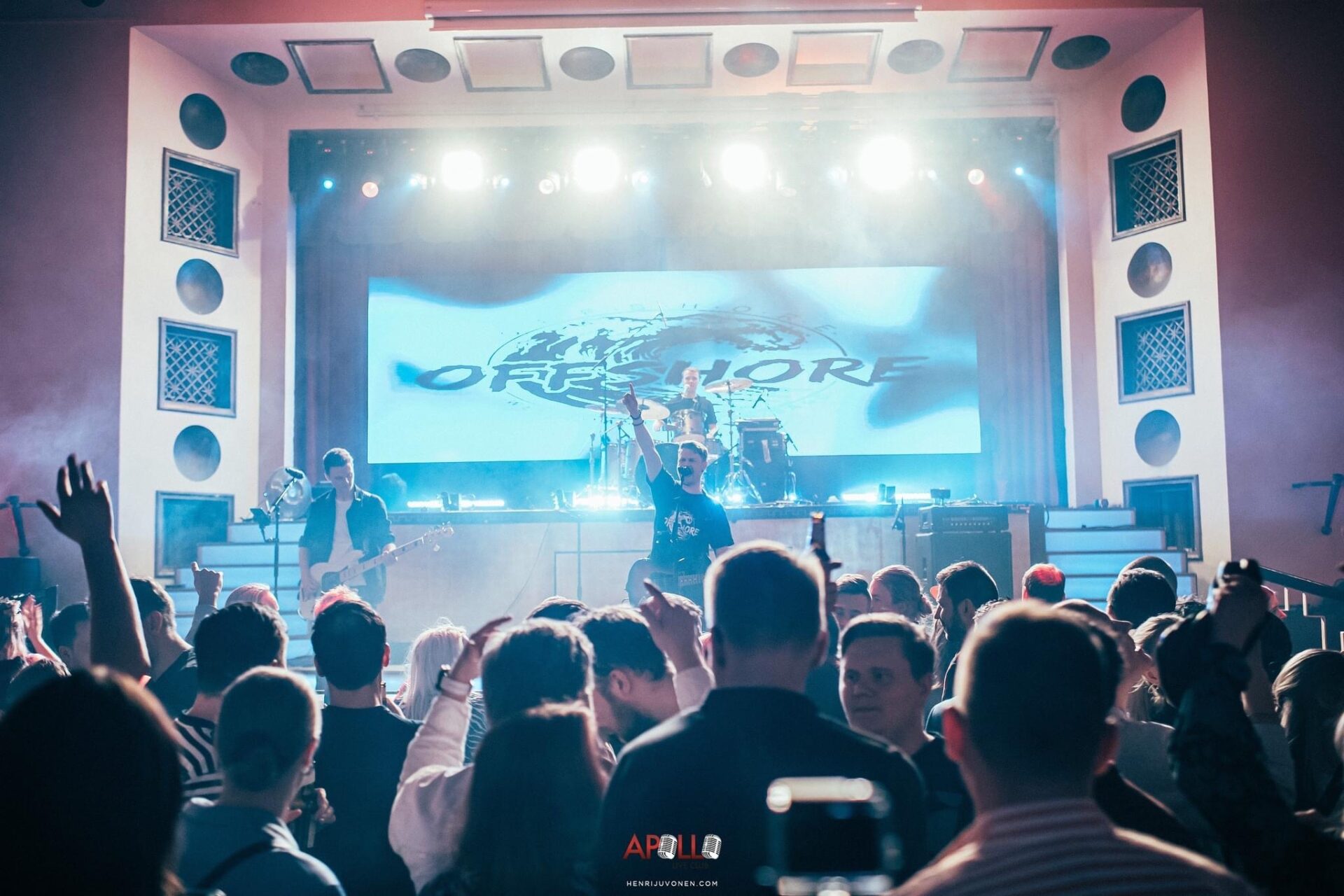 Offshore coverband - Upptäck Offshore - ditt ultimata partyband från Varberg! Med gott om erfarenhet i bagaget, har de skapat minnesvärda stunder på diverse evenemang såsom företagsevent, konferenser, bröllop, och mer. Offshores repertoar är en perfekt blandning av de senaste hitsen och tidlösa klassiker som garanterar dans och allsång. Offshore coverband