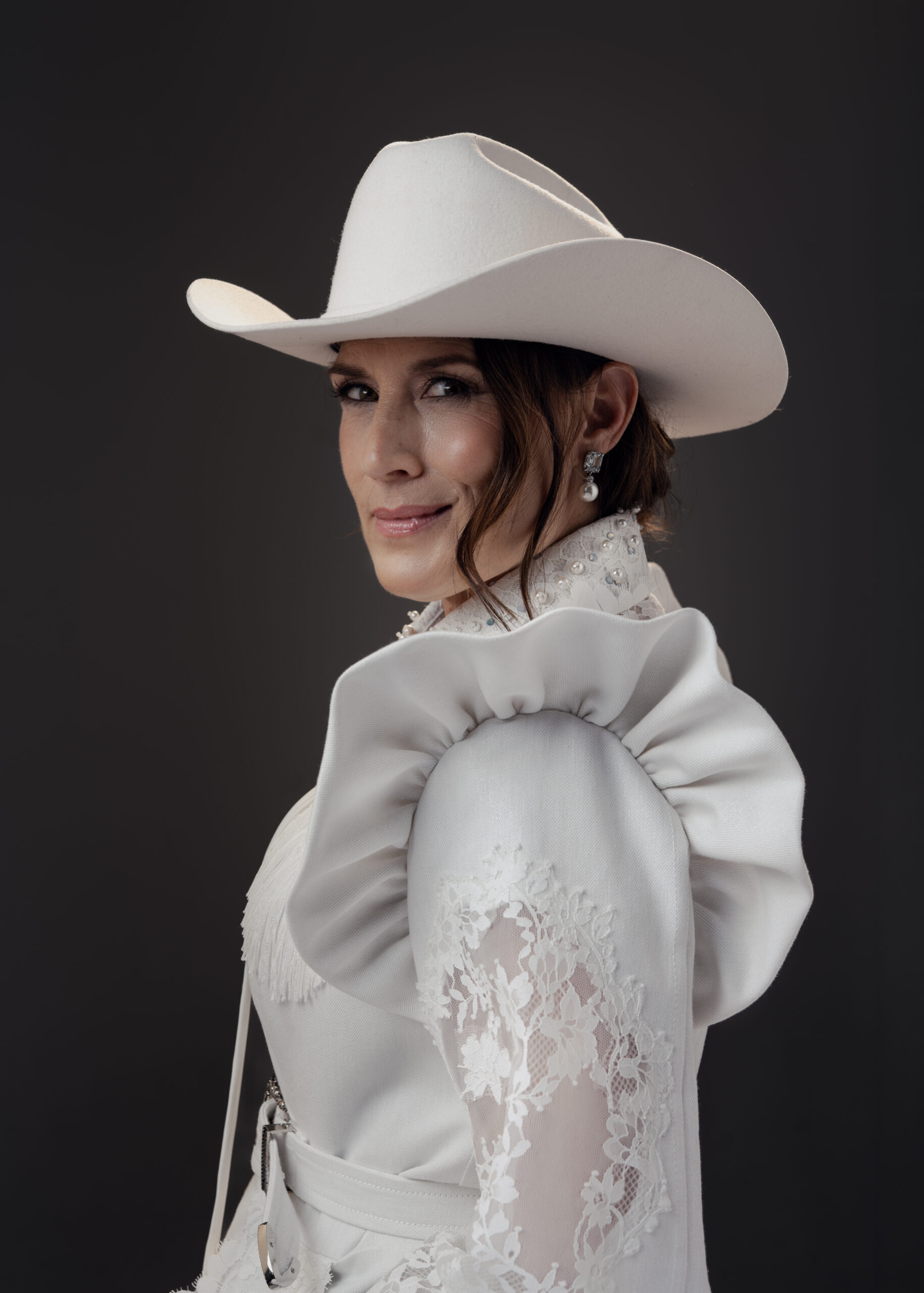 Jill Johnson scaled - Discjockey, Deejay eller DJ – Kärt barn har många namn och oavsett om Du föredrar att kalla Ditt event för dans, klubb, fest, konsert, party, bröllop eller festival, så har vi kontaktnätet för att kunna boka rätt sorts discjockey som sköter musiken.