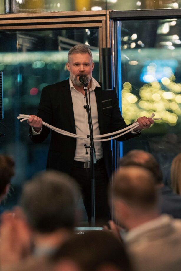 Jimmysvardhagen - Boka en magisk dinnershow med rutinerade Jimmy Svärdhagen. Här får ni en artist som varit verksam på otaliga företagsevent runt om i landet de senaste 20 åren. Med glimten i ögat, mycket värme, skratt och publikinteraktion gör Jimmy er kväll till en riktigt rolig upplevelse. Med sin närvaro och blandning av magi och humor får han sin publik att släppa vardagen och vara här och nu. 