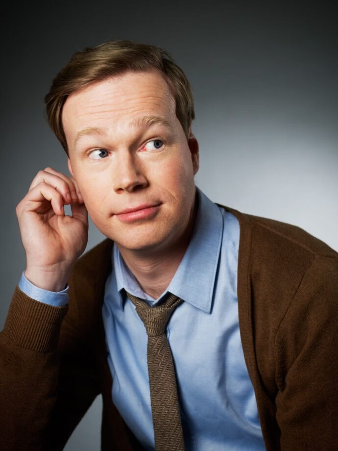 Johan Glans - Johan Glans räknas som en av Sveriges mest uppskattade och folkkära humorprofiler. Sedan sin debut på standupscenen 1994 har han underhållit publiken i över två decennier, både live och i tv.