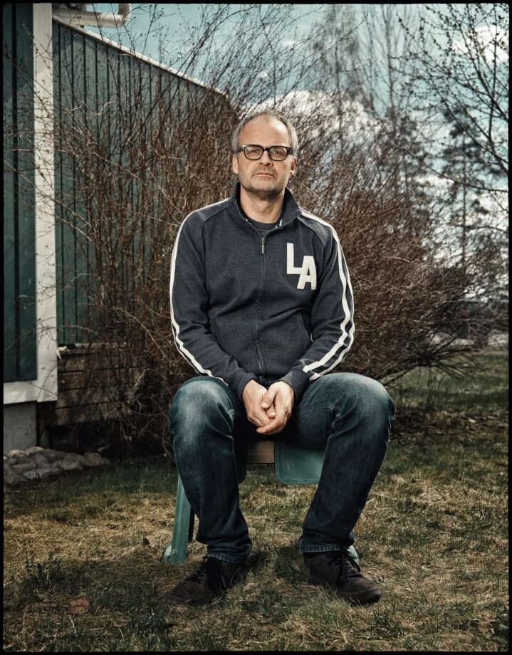 Johan Rheborg - Johan Rheborg är en av de mest centrala gestalterna inom svensk humor. Sedan 2006 har han stått på standupscener runt om i landet och har därutöver medverkat i en mängd filmer, pjäser och tv-serier. Han har skapat flera ikoniska karaktärer, som Percy Nilegård, Kenny Starfighter och “Fredde” i Solsidan.