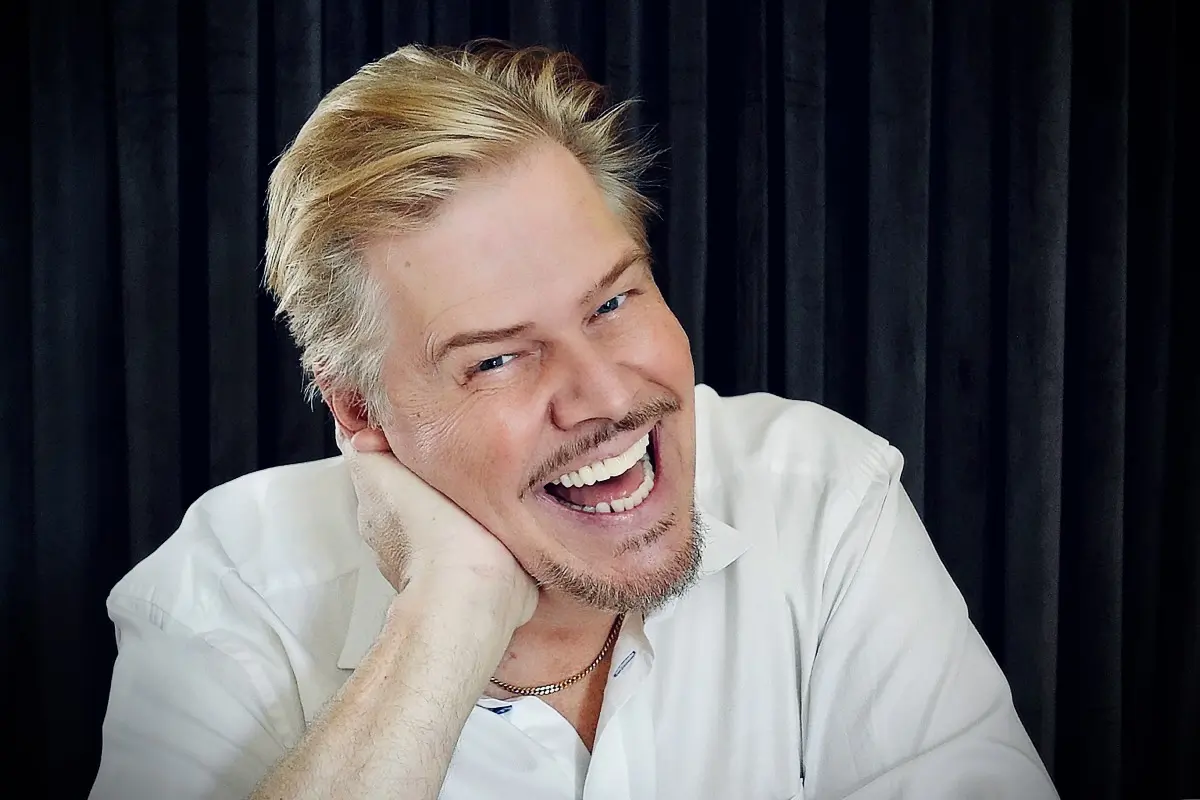 John Houdi Profilepic5 - Välkommen till John Houdis underbara värld – en av Nordens främsta magiker, komiker och konferencierer av högsta internationella klass! Han är född showman och underhållare med en unik stil och humor som passar alla tillfällen. Letar du efter en magisk upplevelse, oavsett om det är på scenen, på företagsevent eller på konferensen, kan John Houdi leverera en oförglömlig show som du och dina gäster sent kommer att glömma. Ta chansen att uppleva en magisk stund med John Houdi och se själv varför han är enav de mest eftertraktade underhållarna i Norden!