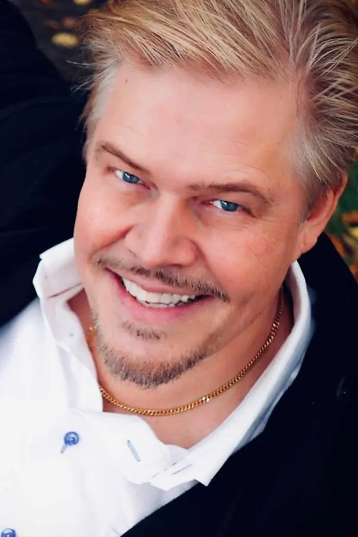 John Houdi Profilepic2 - Välkommen till John Houdis underbara värld – en av Nordens främsta magiker, komiker och konferencierer av högsta internationella klass! Han är född showman och underhållare med en unik stil och humor som passar alla tillfällen. Letar du efter en magisk upplevelse, oavsett om det är på scenen, på företagsevent eller på konferensen, kan John Houdi leverera en oförglömlig show som du och dina gäster sent kommer att glömma. Ta chansen att uppleva en magisk stund med John Houdi och se själv varför han är enav de mest eftertraktade underhållarna i Norden!