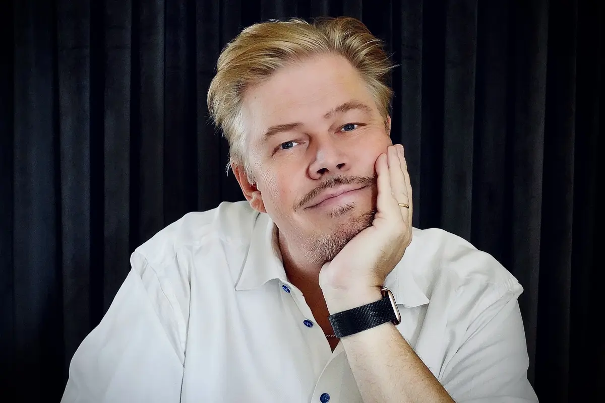 John Houdi Profilepic1 - Välkommen till John Houdis underbara värld – en av Nordens främsta magiker, komiker och konferencierer av högsta internationella klass! Han är född showman och underhållare med en unik stil och humor som passar alla tillfällen. Letar du efter en magisk upplevelse, oavsett om det är på scenen, på företagsevent eller på konferensen, kan John Houdi leverera en oförglömlig show som du och dina gäster sent kommer att glömma. Ta chansen att uppleva en magisk stund med John Houdi och se själv varför han är enav de mest eftertraktade underhållarna i Norden!