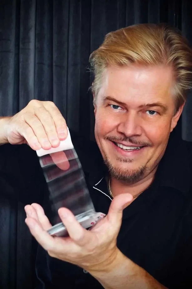 John Houdi Profilepic4 - Välkommen till John Houdis underbara värld – en av Nordens främsta magiker, komiker och konferencierer av högsta internationella klass! Han är född showman och underhållare med en unik stil och humor som passar alla tillfällen. Letar du efter en magisk upplevelse, oavsett om det är på scenen, på företagsevent eller på konferensen, kan John Houdi leverera en oförglömlig show som du och dina gäster sent kommer att glömma. Ta chansen att uppleva en magisk stund med John Houdi och se själv varför han är enav de mest eftertraktade underhållarna i Norden!