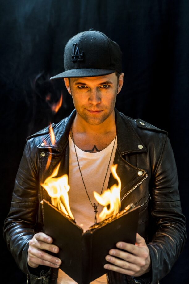 Julien2 - Julien Dauphin är en internationellt etablerad och mycket erfaren magiker som fått sin skolning vid anrika Magic Castle i Las Vegas. Hans utstrålning på scenen är mycket stark och han har ett sätt att fånga och manipulera publiken på som är väldigt unik. Har man sett honom så minns man honom.