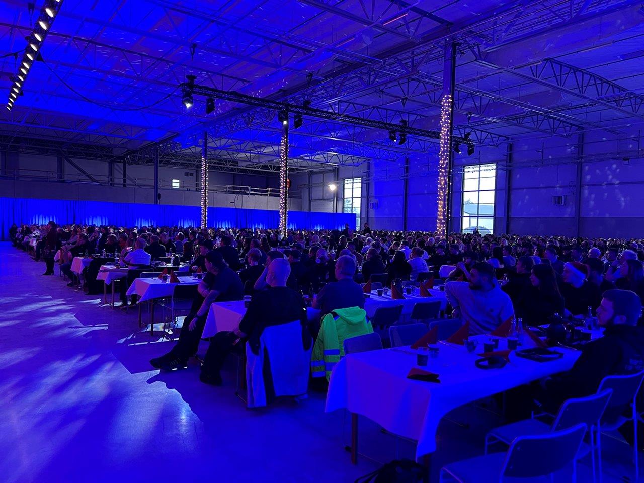 Jullunch avslutning Nibe 1 - Efter ett fantastiskt år med ökad tillväxt var det dags för Nibe industrier i Markaryd att bjuda på jullunch med underhållning för sina anställda.