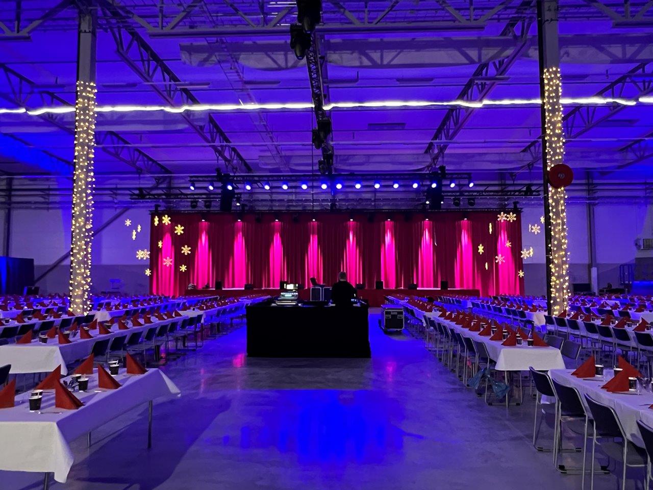 Jullunch avslutning Nibe 2 - Efter ett fantastiskt år med ökad tillväxt var det dags för Nibe industrier i Markaryd att bjuda på jullunch med underhållning för sina anställda.