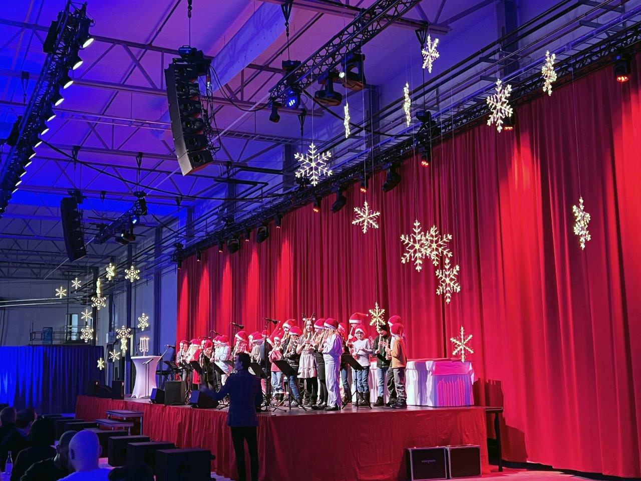 Jullunch avslutning Nibe 3 - En bolagsstämma, eller årsstämma som det också kallas, kan arrangeras i många olika miljöer. Hos Eventkraft hittar du allt du behöver för att skapa en bra inramning oavsett vilken lokal det gäller. Vi har effektiva hjälpmedel för att  förmedla ett tydligt budskap under stämman – så att man ser och hör på bästa sätt. Vi är vana att jobba i allt från idrottsarenor, mässhallar, konferenslokaler, aulor och fabrikslokaler i dessa sammanhang.