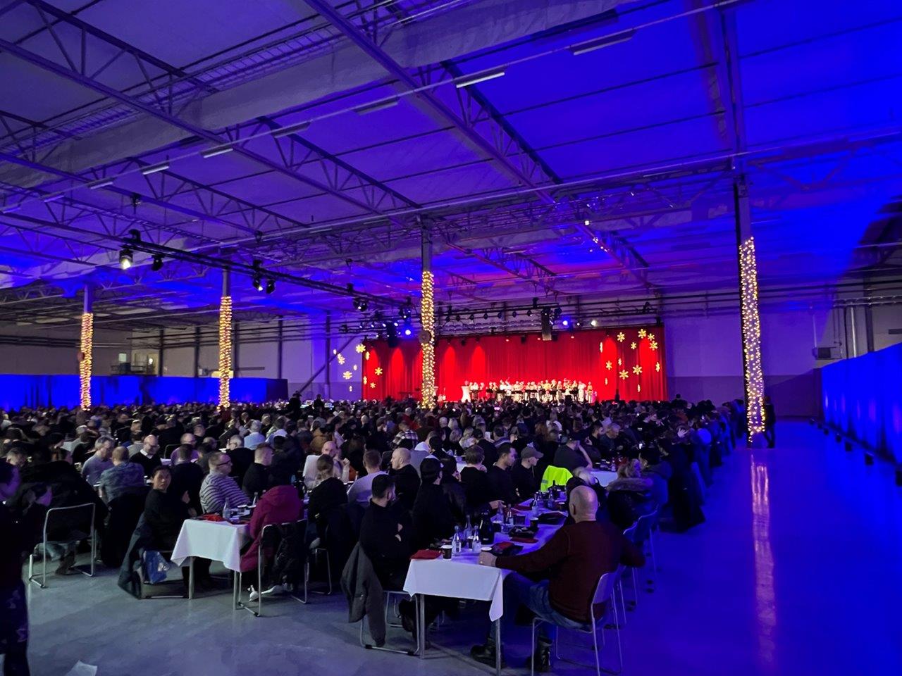 Jullunch avslutning Nibe 4 - Efter ett fantastiskt år med ökad tillväxt var det dags för Nibe industrier i Markaryd att bjuda på jullunch med underhållning för sina anställda.