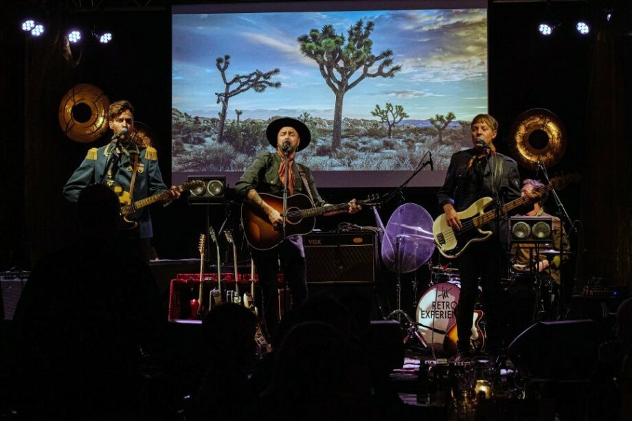 Karl Martindahls RETRO EXPERIENCE - Karl Martindahls Retro Experience är en fängslande musikalisk tidsresa som tar med publiken på en oförglömlig vandring genom pop- och rockhistoriens mest ikoniska låtar. I en eller två akter bjuder Karl, tillsammans med sina skickligt handplockade musiker, på en upplevelse där nostalgi möter energifyllda liveframträdanden. (Vid önskemål helhetskoncept med mingel, show och DJ). Med en repertoar som sträcker sig från klassiska rockhymner till tidlösa poppärlor, erbjuder Retro Experience en förstklassig underhållning som passar perfekt för stora event, vare sig det gäller julshower, utomhusfestivaler, företagsfester eller andra storslagna tillställningar. Här handlar det om mer än bara musik – det är en helhet där passion, energi och en kärlek till musikhistorien skapar en oförglömlig atmosfär för alla sinnen.