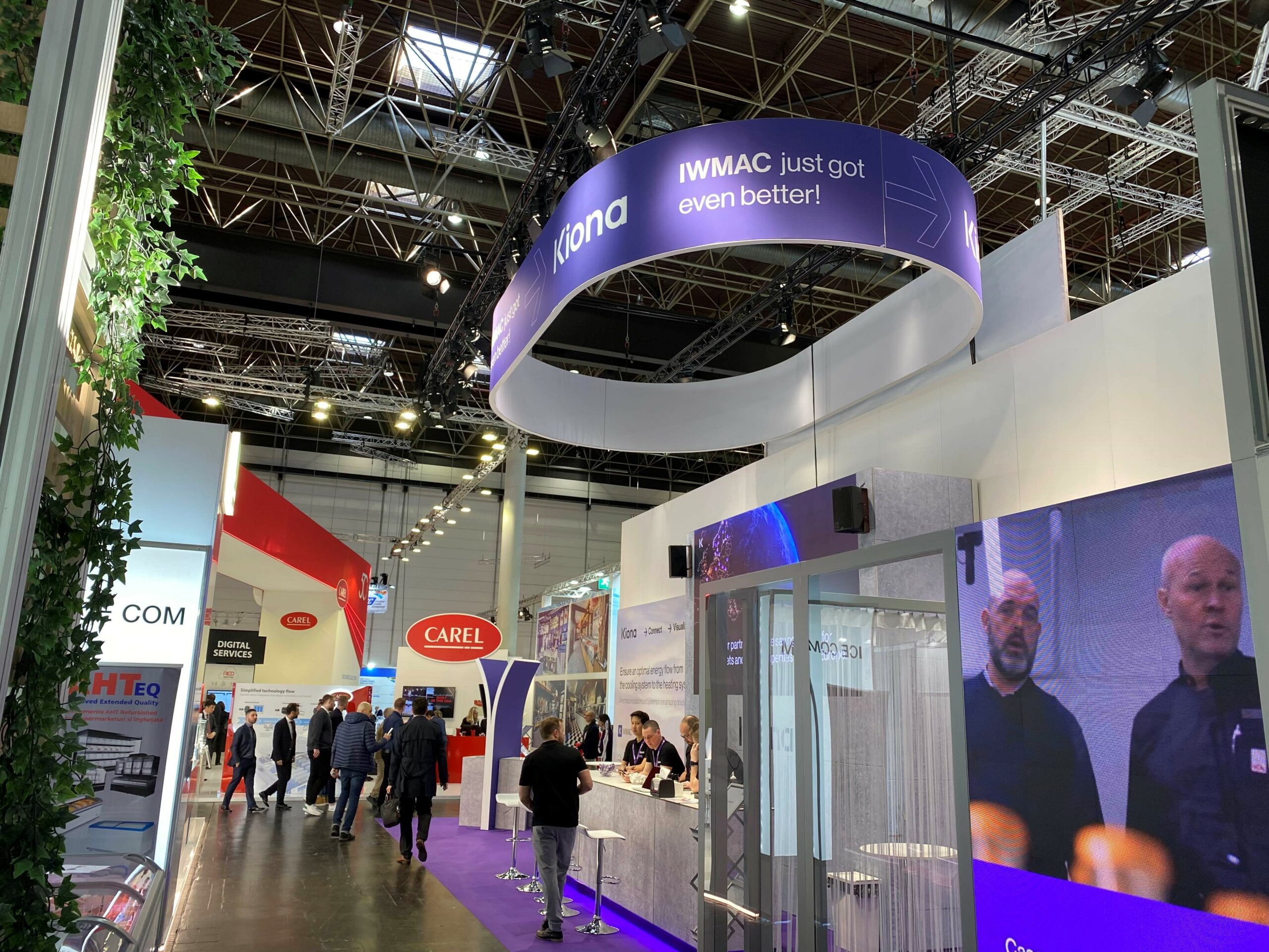 Kiona Euroshop scaled - En bolagsstämma, eller årsstämma som det också kallas, kan arrangeras i många olika miljöer. Hos Eventkraft hittar du allt du behöver för att skapa en bra inramning oavsett vilken lokal det gäller. Vi har effektiva hjälpmedel för att  förmedla ett tydligt budskap under stämman – så att man ser och hör på bästa sätt. Vi är vana att jobba i allt från idrottsarenor, mässhallar, konferenslokaler, aulor och fabrikslokaler i dessa sammanhang.