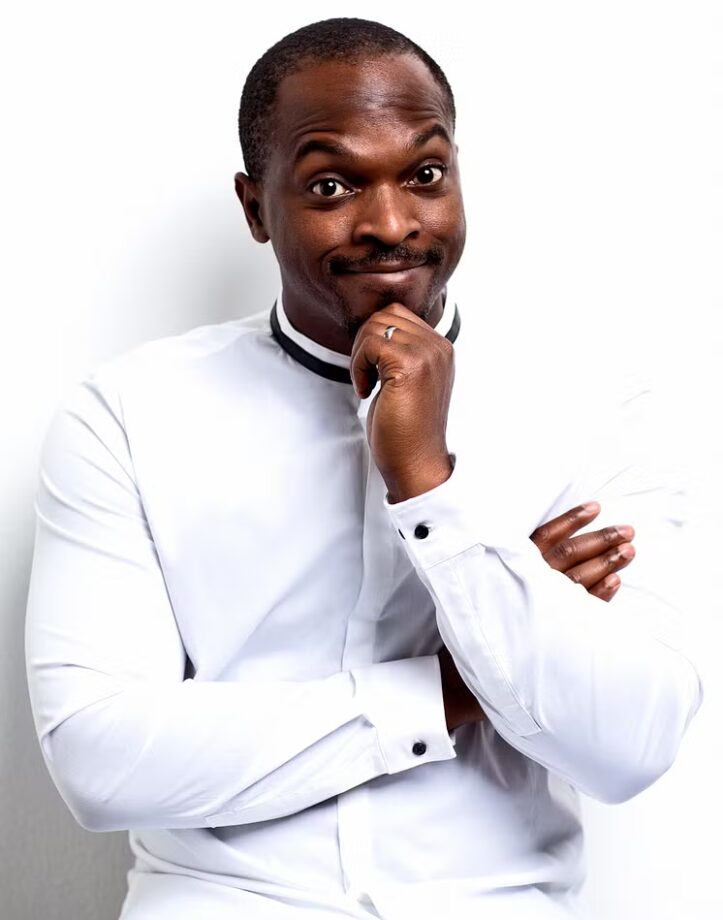 Kodjo Akolor - Kodjo Akolor har under många år varit en av de mest uppskattade rösterna i svensk radio. I hela 13 år var han en av programledarna för Morgonpasset i P3, där hans energi, nyfikenhet och snabba repliker väckte morgontrötta lyssnare runt om i landet.