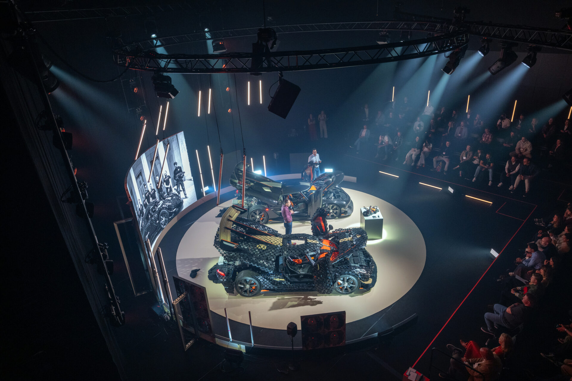 Koenigsegg Lego Reveal summer 2026 2 - När LEGO Group och Koenigsegg presenterade den nya LEGO Technic-modellen av Koenigsegg Sadair's Spear, på Koenigseggs huvudkontor i Ängelholm, fick Eventkraft uppdraget att leverera den kompletta tekniska produktionen och inramningen för lanseringseventet.