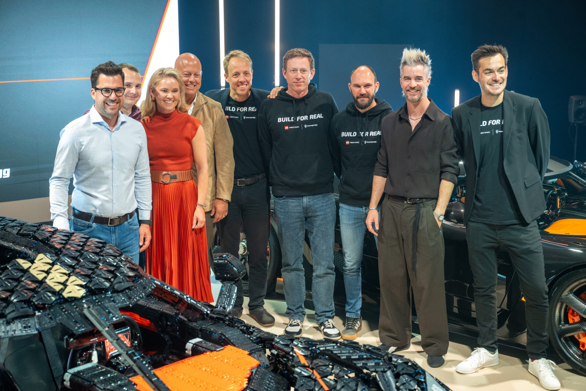 Koenigsegg Lego Reveal summer 2026 3 2 - När LEGO Group och Koenigsegg presenterade den nya LEGO Technic-modellen av Koenigsegg Sadair's Spear, på Koenigseggs huvudkontor i Ängelholm, fick Eventkraft uppdraget att leverera den kompletta tekniska produktionen och inramningen för lanseringseventet.