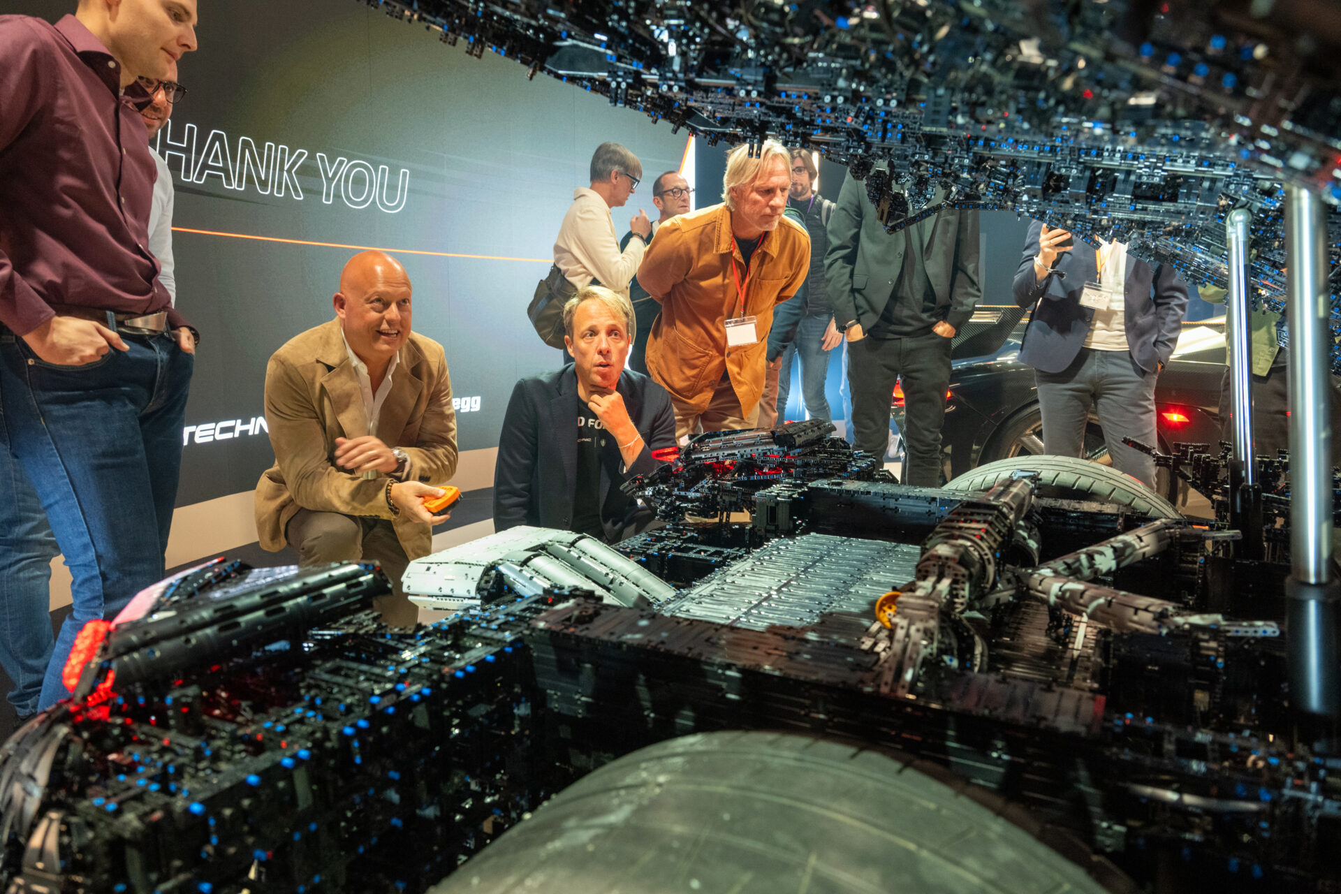 Koenigsegg Lego Reveal summer 2026 4 - När LEGO Group och Koenigsegg presenterade den nya LEGO Technic-modellen av Koenigsegg Sadair's Spear, på Koenigseggs huvudkontor i Ängelholm, fick Eventkraft uppdraget att leverera den kompletta tekniska produktionen och inramningen för lanseringseventet.