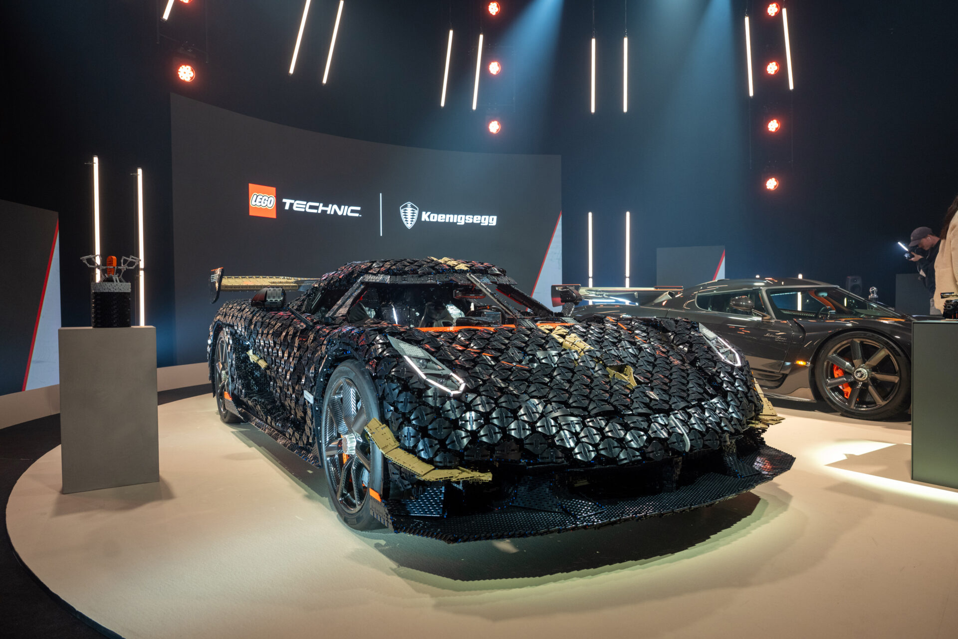 Koenigsegg Lego Reveal summer 2026 5 - När LEGO Group och Koenigsegg presenterade den nya LEGO Technic-modellen av Koenigsegg Sadair's Spear, på Koenigseggs huvudkontor i Ängelholm, fick Eventkraft uppdraget att leverera den kompletta tekniska produktionen och inramningen för lanseringseventet.