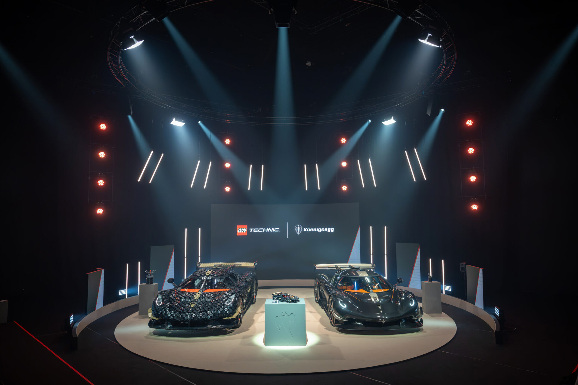Koenigsegg Lego Reveal summer 2026 5 2 - När LEGO Group och Koenigsegg presenterade den nya LEGO Technic-modellen av Koenigsegg Sadair's Spear, på Koenigseggs huvudkontor i Ängelholm, fick Eventkraft uppdraget att leverera den kompletta tekniska produktionen och inramningen för lanseringseventet.