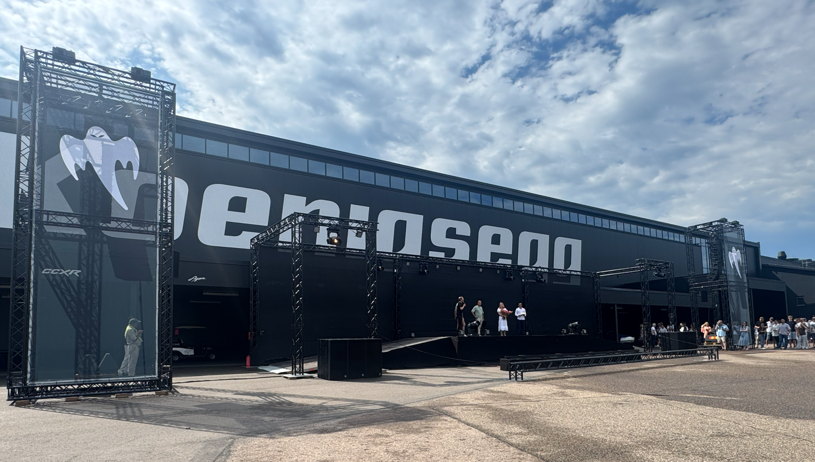 Koenigsegg familjedagarna2020b - Under Aurora Track Day i Båstad och de efterföljande familjedagarna i Ängelholm, har Eventkraft haft förtroendet att få leverera en stor del av den tekniska infrastrukturen till Koenigseggs aktiviteter och utställningar.