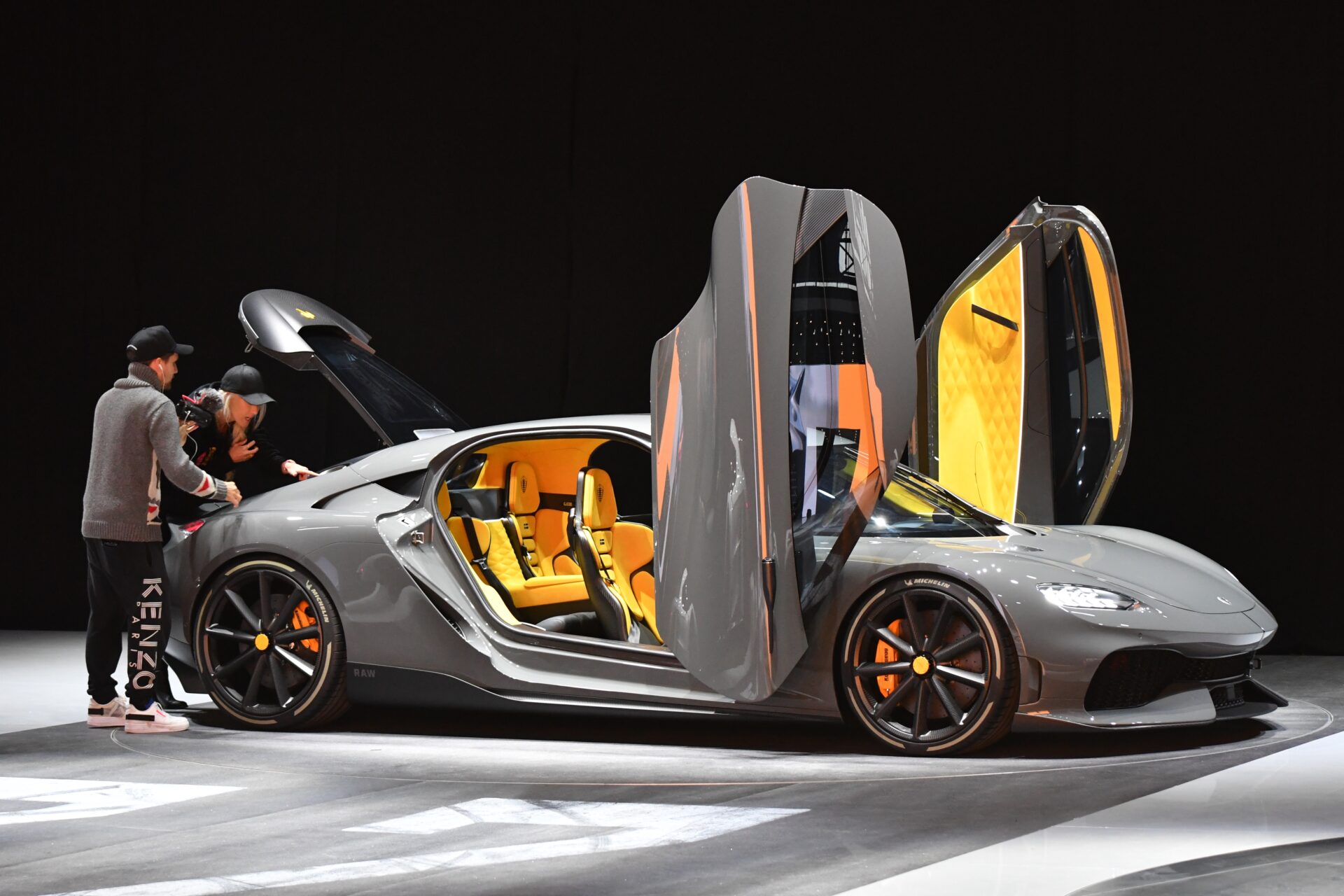 Koenigsegg foto Johnny Lindgren 151 av 202 - Oavsett om du planerar en exklusiv produktlansering av en ny bilmodell eller en imponerande monter på ett bilexpo, ser vi till att varje detalj är optimerad för att framhäva din bils innovation, stil och prestanda. Med kreativ belysning som lyfter fram linjer och design, kraftfullt ljud som förstärker känslan av rörelse, och tekniska lösningar som imponerar, skapar vi en miljö som låter dina bilar ta centrum i rampljuset.