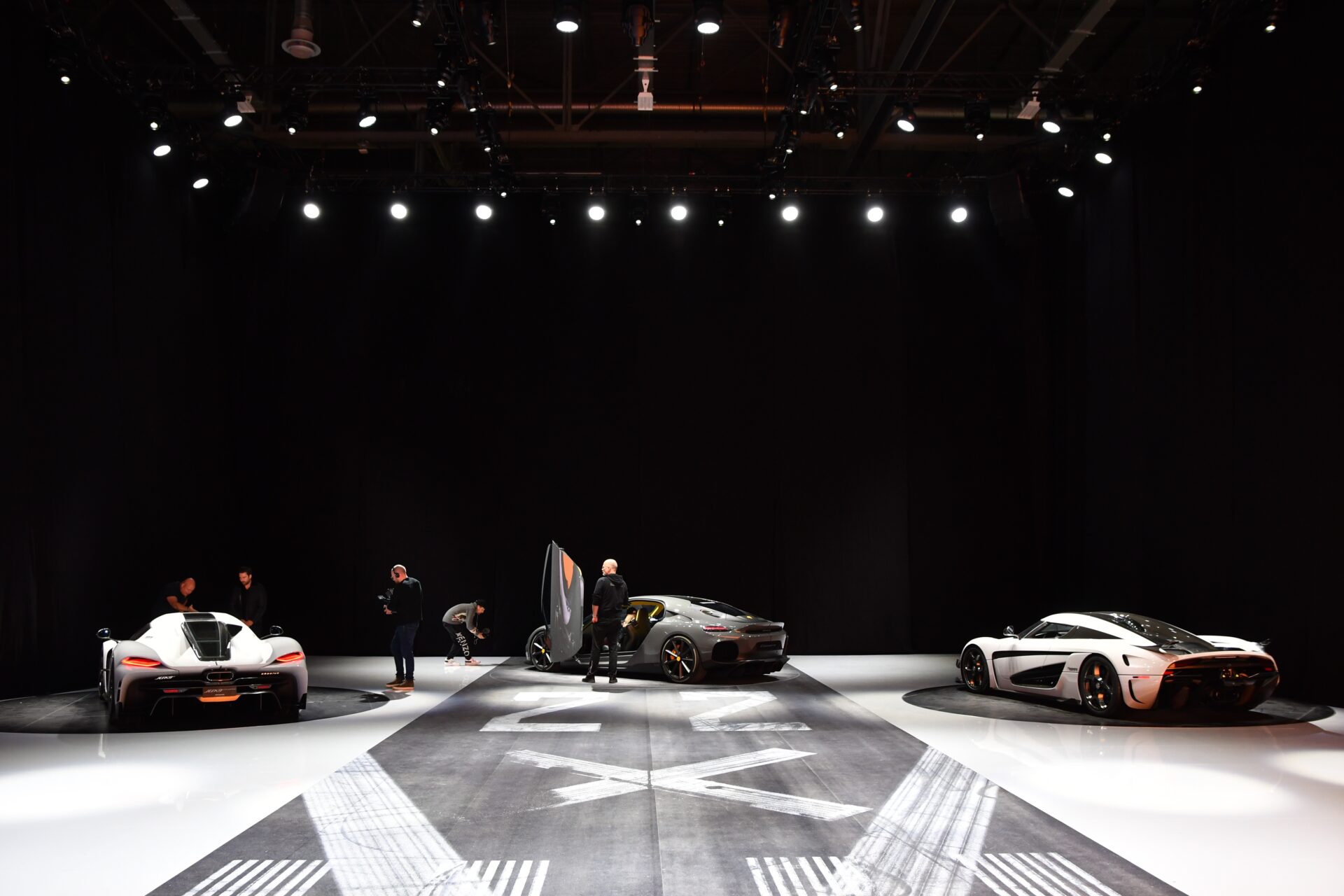 Koenigsegg foto Johnny Lindgren 177 av 202 - Oavsett om du planerar en exklusiv produktlansering av en ny bilmodell eller en imponerande monter på ett bilexpo, ser vi till att varje detalj är optimerad för att framhäva din bils innovation, stil och prestanda. Med kreativ belysning som lyfter fram linjer och design, kraftfullt ljud som förstärker känslan av rörelse, och tekniska lösningar som imponerar, skapar vi en miljö som låter dina bilar ta centrum i rampljuset.