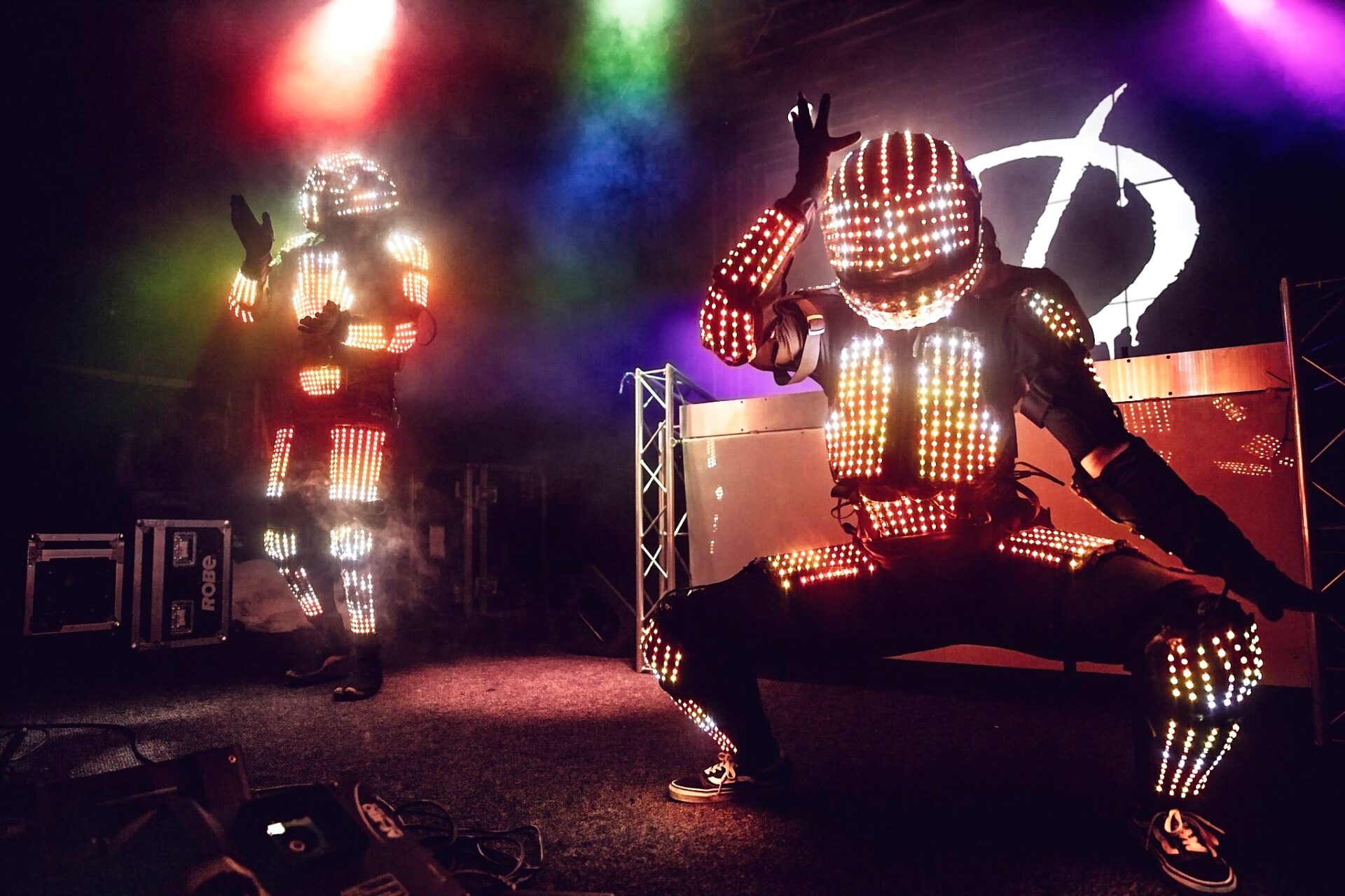 LED suit 1 - Den perfekta partyhöjaren! LED Robot Show är en koreograferad dansakt med dansare iklädda LED-robotdräkter. LED Robot Show kan uppträda som en självständig akt men kan också dyka upp som komplement till DJs eller andra artister. När fokus inte ligger på ren scenunderhållning kan dansarna underhålla era gäster i entrén, vid minglet eller på efterfesten - kort och gott överallt där det finns musik. Ljuset i er lokal bör vara rejält dämpat eller helt nedsläckt.