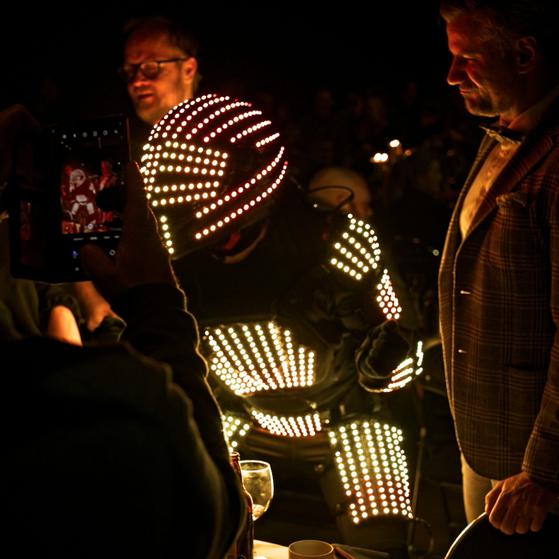LED suit 4 edited 1 - Den perfekta partyhöjaren! LED Robot Show är en koreograferad dansakt med dansare iklädda LED-robotdräkter. LED Robot Show kan uppträda som en självständig akt men kan också dyka upp som komplement till DJs eller andra artister. När fokus inte ligger på ren scenunderhållning kan dansarna underhålla era gäster i entrén, vid minglet eller på efterfesten - kort och gott överallt där det finns musik. Ljuset i er lokal bör vara rejält dämpat eller helt nedsläckt.