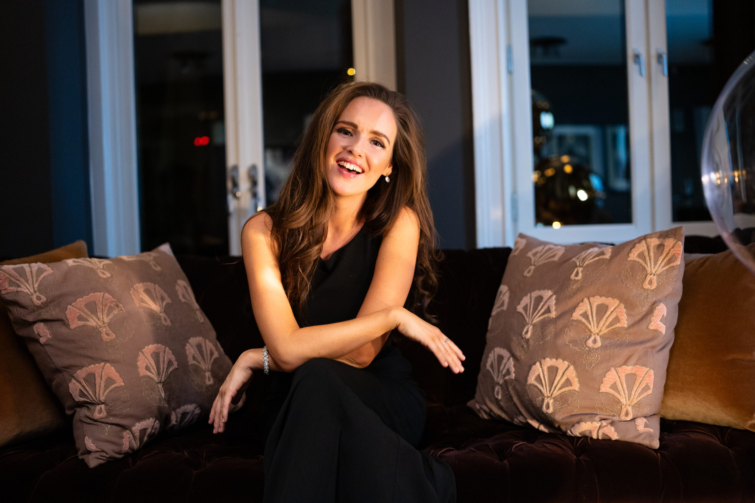 Lina Hultman scaled - Robin Paulsson debuterade som ståuppkomiker 2001 och har sedan dess varit verksam inom både tv och radio som komiker, manusförfattare och programledare. Han har bland annat medverkat i radioprogram som Deluxe och Hej domstol!, skrivit manus till sketchserier som Kvarteret Skatan och Extra Allt samt synts i Parlamentet på TV4.